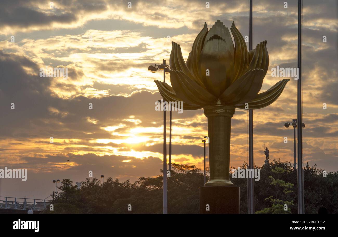 La photo prise le 20 décembre 2014 montre une sculpture de lotus sur la place emblématique du Lotus à Macao, dans le sud de la Chine. Une cérémonie pour célébrer le 15e anniversaire du retour de Macao à la patrie a eu lieu ici samedi. ) (lfj) CHINA-MACAO-ANNIVERSARY-CELEBRATIONS (CN) LuixSiuxWai PUBLICATIONxNOTxINxCHN photo prise LE 20 2014 décembre montre une sculpture de Lotus AU Landmark Lotus Square à Macao Chine du Sud une cérémonie pour célébrer le 15e anniversaire de Macao S Retour à la mère ce héros ici samedi Chine Macao célébrations anniversaire CN PUBLICATIONxNOTxINxCHN Banque D'Images