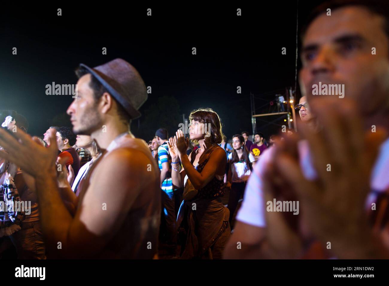 Les citoyens cubains assistent à un concert en plein air du musicien cubain Silvio Rodriguez à la Havane, Cuba, le 20 décembre 2014. Rodriguez était considéré comme le meilleur chanteur folk de Cuba. Il avait été désigné comme Cuba s John Lennon . (Xinhua /) (lmz) CUBA-MUSIC-SILVIO RODERIGEZ-CONCERT LiuxBin PUBLICATIONxNOTxINxCHN les citoyens cubains profitent d'un concert en plein air du musicien cubain Silvio Rodriguez à la Havane Cuba DEC 20 2014 Rodriguez ce qui était considéré Cuba S meilleur chanteur Folk il avait été à Cuba S John Lennon XINHUA Cuba musique Silvio concert PUBLICATIONxNOTxINxINxCHN Banque D'Images