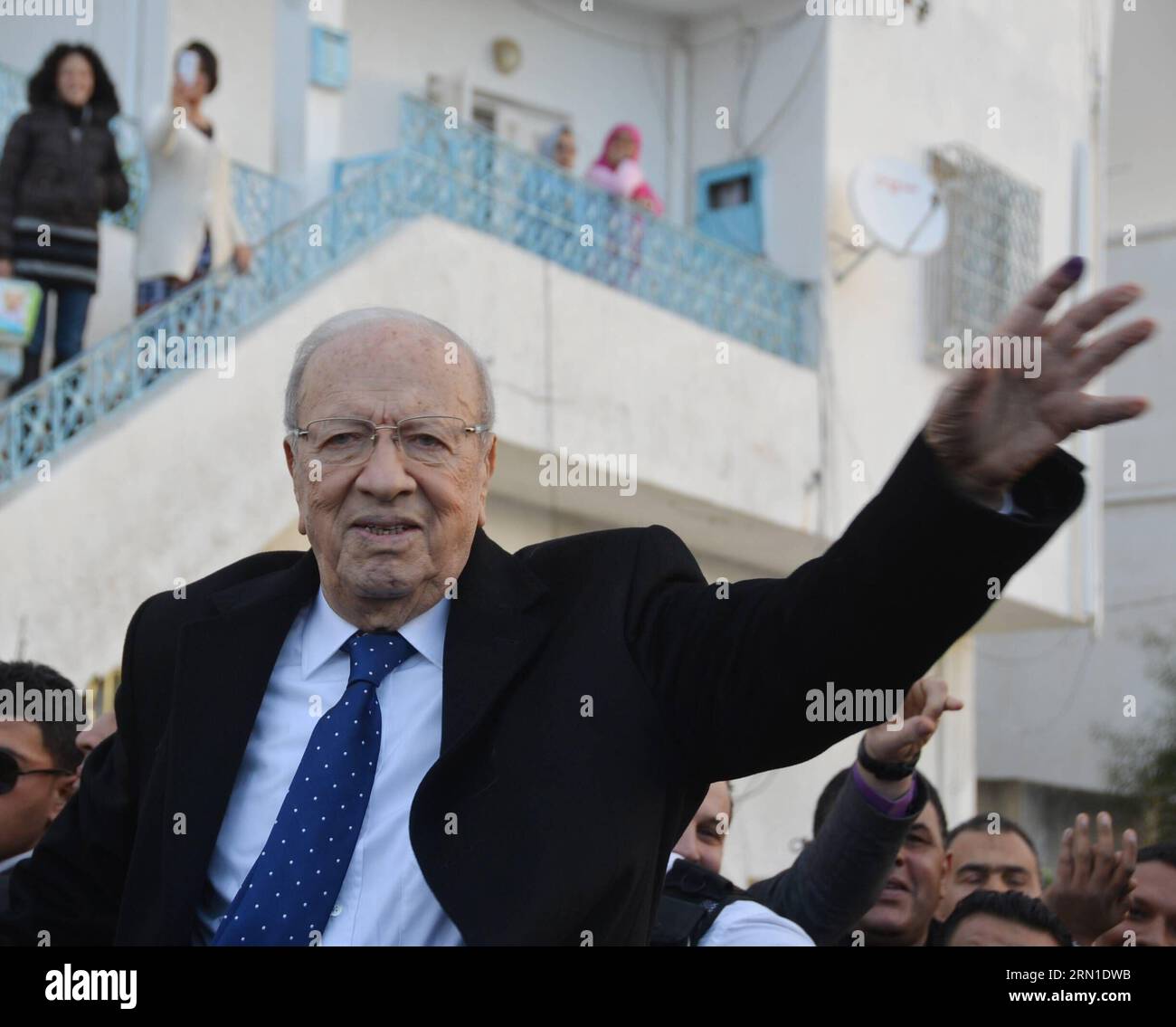 Le candidat à la présidence tunisienne Beji Caïd Essebsi, chef du parti anti-islamiste Nidaa Tounes, part après avoir voté dans un bureau de vote à Tunis, capitale de la Tunisie, le 21 décembre 2014. Le scrutin a commencé dimanche en Tunisie, lors d un second tour historique pour choisir le premier président du pays près de quatre ans après les troubles politiques et sociaux de la fin de 2010 et du début de 2011. ) TUNISIE-TUNIS-ÉLECTION PRÉSIDENTIELLE Adel PUBLICATIONxNOTxINxCHN candidat tunisien à la présidence Beji Caïd Essebsi le chef du Parti anti-islamiste part après avoir déposé son VOTE DANS un bureau de vote à Tunis ca Banque D'Images