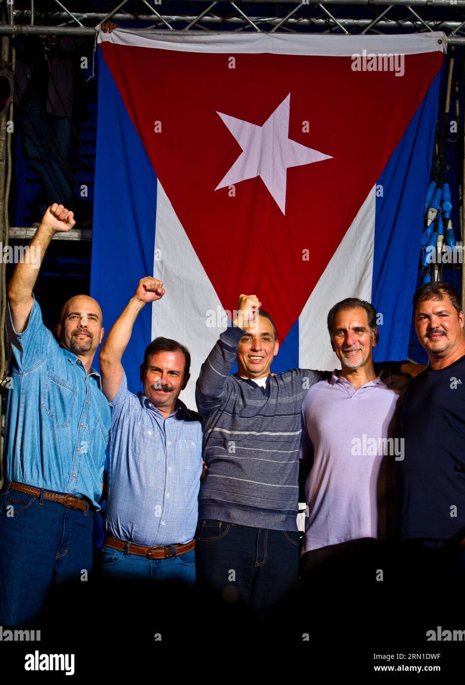 Les membres de Cuban Five, Gerardo Hernandez, Fernando Gonzalez, Antonio Guerrero, Rene Gonzalez et Ramon Labanino (de gauche à droite), posent pour une photo devant un drapeau cubain après un concert de Silvio Rodriguez à la Havane, Cuba, le samedi 20 décembre 2014. Le dirigeant cubain Raul Castro a confirmé mercredi que les trois autres agents des cinq, un groupe de renseignement cubain, ont été libérés et renvoyés dans leur pays d'origine après 16 ans d'emprisonnement dans les prisons américaines. Les cinq agents, tous membres du Parti communiste cubain, ont été arrêtés par le Bureau fédéral d'enquête en septembre 1998 et jugés par lui Banque D'Images