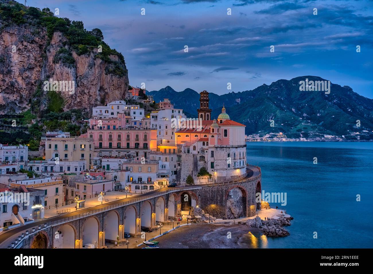 Les maisons blanches de la ville d'Atrani sur la côte amalfitaine, surplombant la mer Méditerranée, illuminées la nuit. Banque D'Images