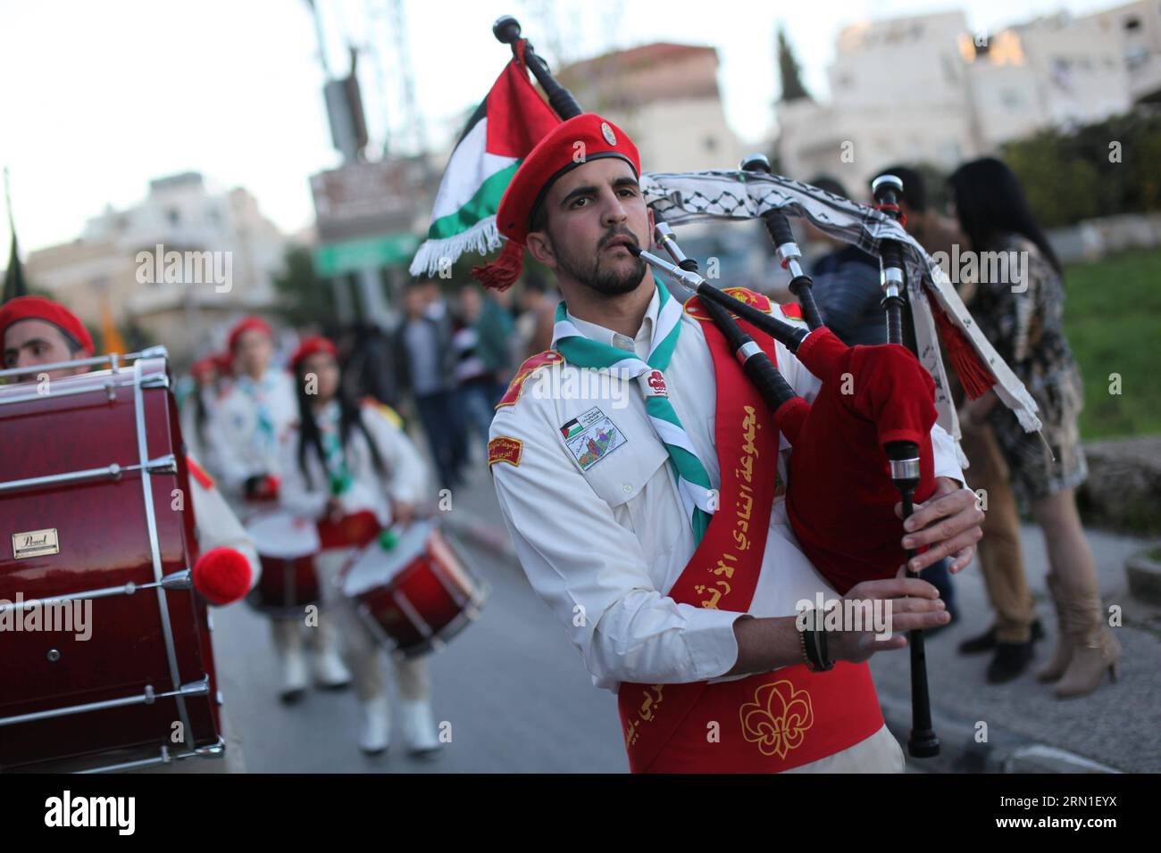 (141225) -- BETHLÉEM, 25 décembre 2014 -- des éclaireurs palestiniens se produisent lors de la cérémonie annuelle d'allumage des bougies le jour de Noël dans la ville de Beit Sahour, en Cisjordanie, près de Bethléem, le 25 décembre 2014.) MIDEAST-BETHLEHEM-ANNUAL-CANDLE LuayxSababa PUBLICATIONxNOTxINxCHN Bethlehem DEC 25 2014 Scouts PALESTINIENS se produisent lors de la cérémonie annuelle d'allumage des bougies LE jour de Noël dans la ville de Beit Sahour EN CISJORDANIE près de Bethlehem LE 25 2014 DEC Mideast Bethlehem Annual Candle LuayxSababa PUBLICATIONxNOTxINxCHN Banque D'Images