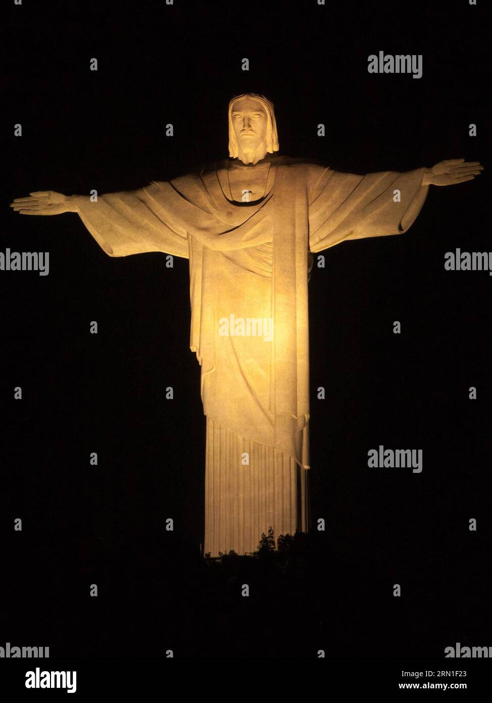 (141226) -- RIO DE JANEIRO, 26 décembre 2014 -- la statue du Christ Rédempteur est illuminée de lumière jaune marquant la Pâques à Rio de Janeiro, Brésil, avril. 19, 2014. Christ Rédempteur est une statue célèbre de Jésus-Christ à Rio de Janeiro, au Brésil, créée par le sculpteur français Paul Landowski et construite par l'ingénieur brésilien Heitor da Silva Costa, en collaboration avec l'ingénieur français Albert Caquot. La hauteur de la statue atteint 30 mètres et ses bras s'étendent sur 28 mètres de large. Sous la statue, il y a une petite chapelle dédiée à notre-Dame Aparecida, la sainte patronne du Brésil. TH Banque D'Images