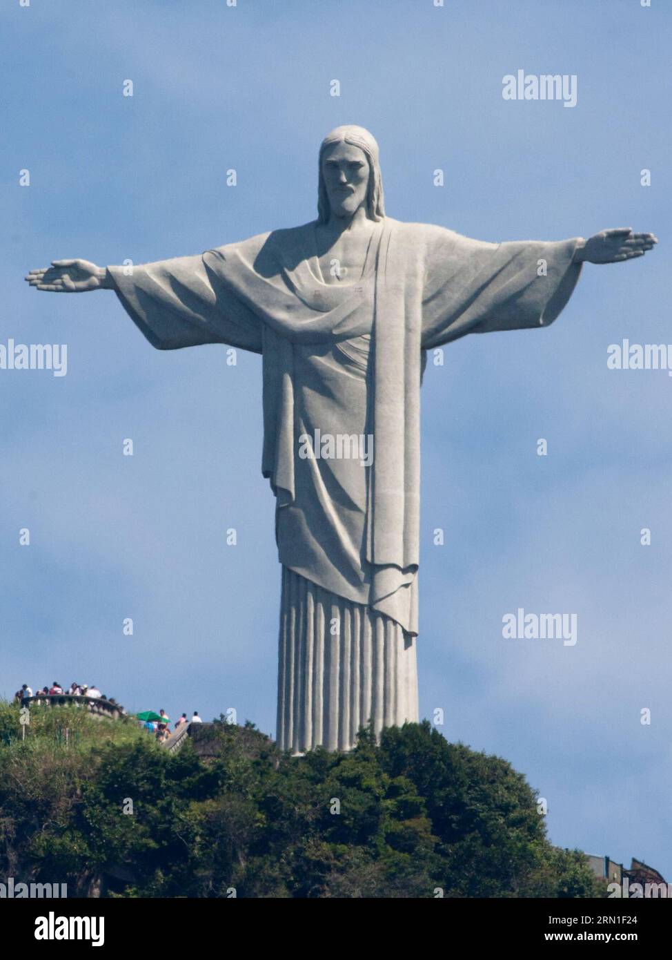 (141226) -- RIO DE JANEIRO, 26 décembre 2014 -- des visiteurs sont vus sur le pont sous la statue du Christ Rédempteur à Rio de Janeiro, Brésil, le 22 avril 2014. Christ Rédempteur est une statue célèbre de Jésus-Christ à Rio de Janeiro, au Brésil, créée par le sculpteur français Paul Landowski et construite par l'ingénieur brésilien Heitor da Silva Costa, en collaboration avec l'ingénieur français Albert Caquot. La hauteur de la statue atteint 30 mètres et ses bras s'étendent sur 28 mètres de large. Sous la statue, il y a une petite chapelle dédiée à notre-Dame Aparecida, la sainte patronne du Brésil. La couleur d'illumi Banque D'Images
