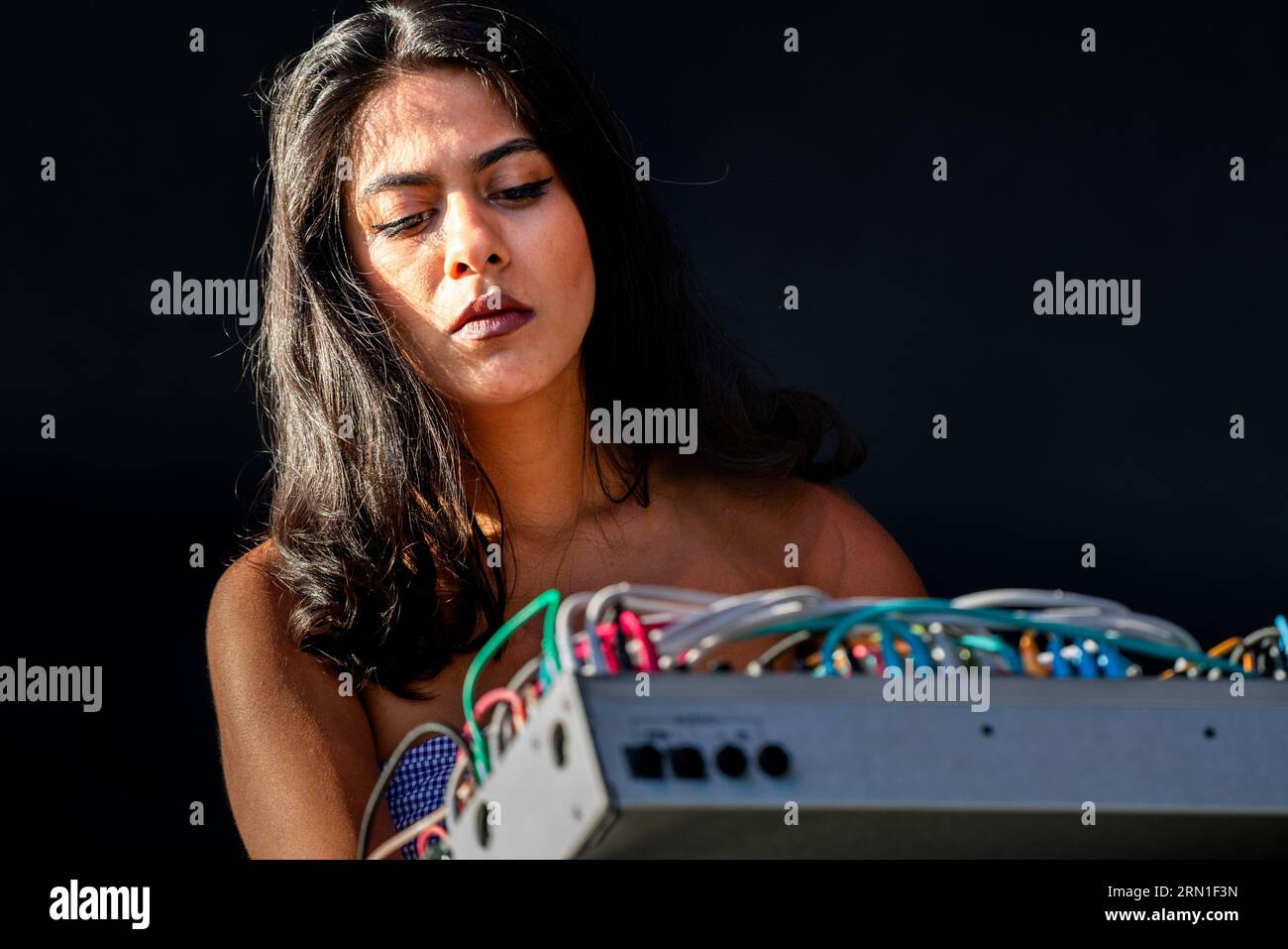 Arushi Jain – alias Modular Princess – sur la scène du jardin clos au Green Man Festival au pays de Galles, Royaume-Uni, août 2023. Photo : Rob Watkins Banque D'Images