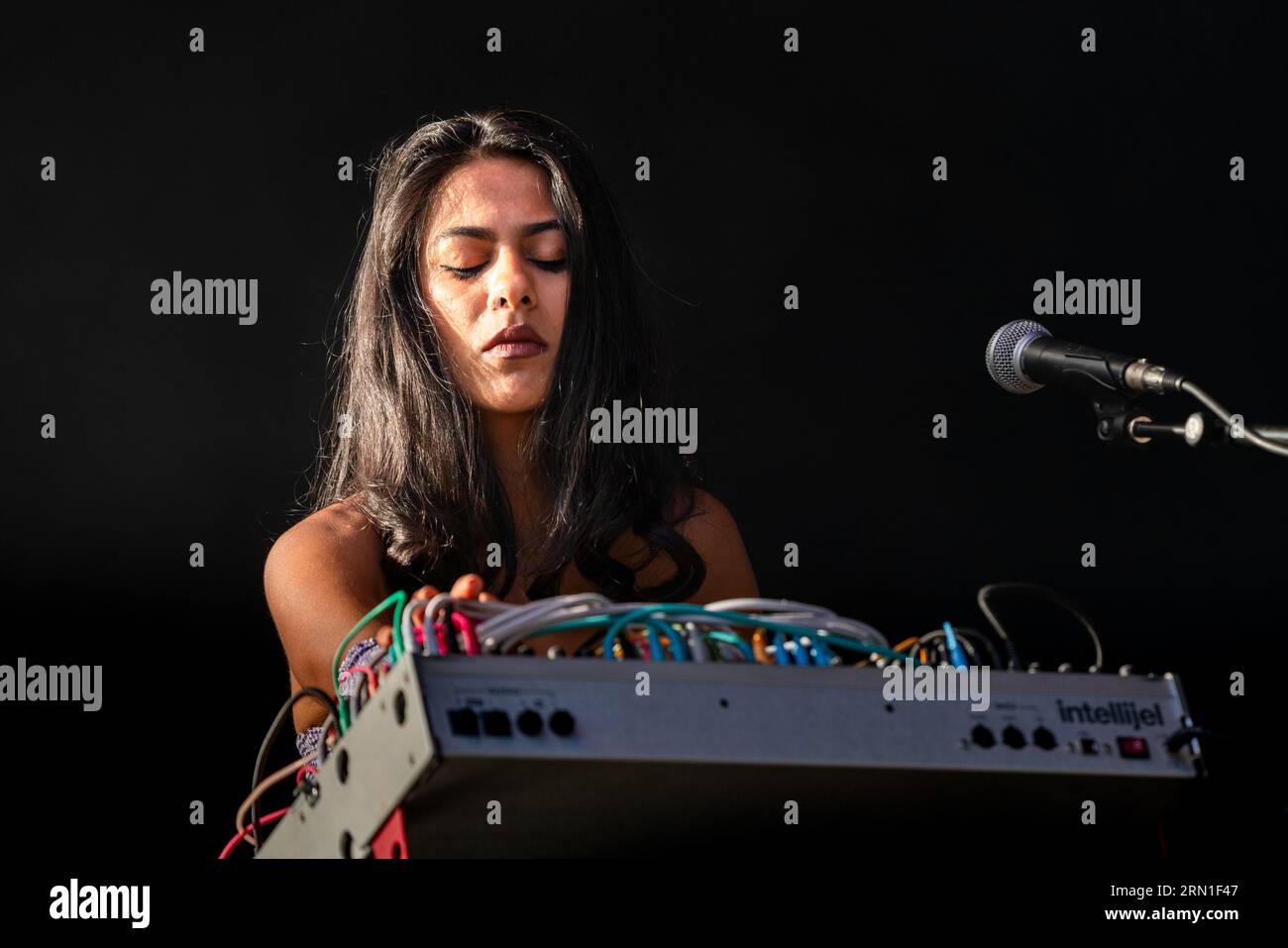 Arushi Jain – alias Modular Princess – sur la scène du jardin clos au Green Man Festival au pays de Galles, Royaume-Uni, août 2023. Photo : Rob Watkins Banque D'Images