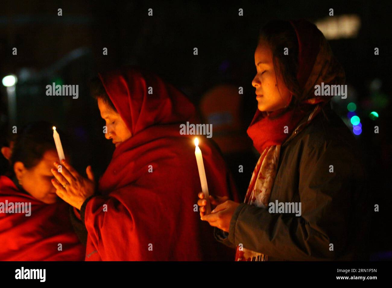 (141224) -- LALITPUR, 24 déc. 2014 -- les gens prient la veille de Noël à l'église de l'Assomption à Lalitpur, Népal, le 24 déc. 2014.) NÉPAL-LALITPUR-PRIÈRES DE NOËL SunilxSharma PUBLICATIONxNOTxINxCHN Lalitpur DEC 24 2014 célébrités prient LA veille de Noël À l'église de l'Assomption à Lalitpur Népal DEC 24 2014 Népal Lalitpur prières de Noël PUBLICATIONxNOTxINxCHN Banque D'Images
