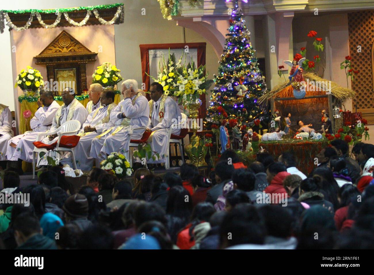 (141224) -- LALITPUR, 24 déc. 2014 -- les gens prient la veille de Noël à l'église de l'Assomption à Lalitpur, Népal, le 24 déc. 2014.) NÉPAL-LALITPUR-PRIÈRES DE NOËL SunilxSharma PUBLICATIONxNOTxINxCHN Lalitpur DEC 24 2014 célébrités prient LA veille de Noël À l'église de l'Assomption à Lalitpur Népal DEC 24 2014 Népal Lalitpur prières de Noël PUBLICATIONxNOTxINxCHN Banque D'Images