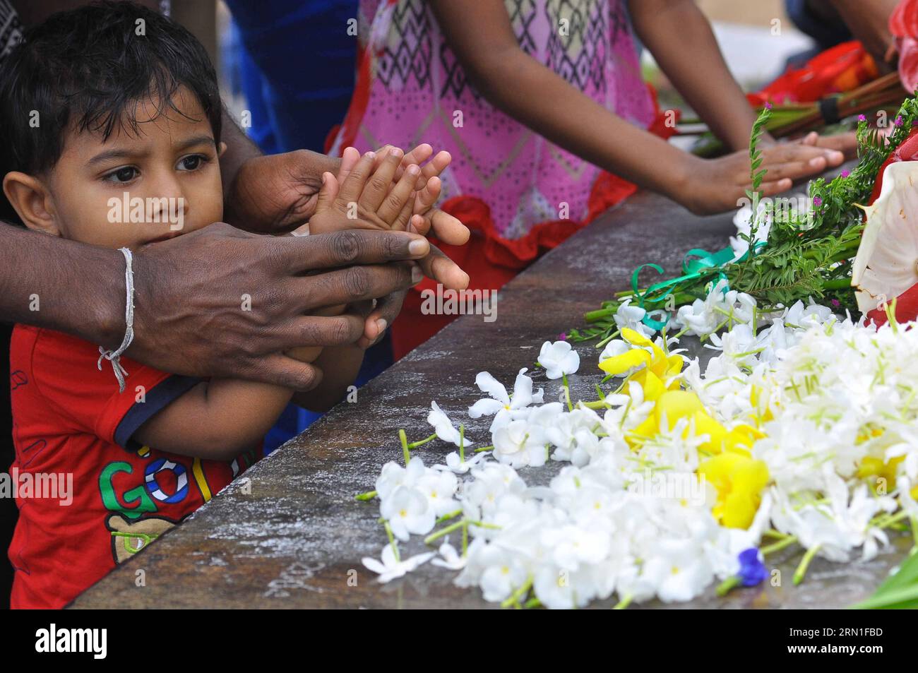 AKTUELLES ZEITGESCHEHEN tsunami 2004 - Gedenken an die Opfer der Zugunfalls von Peraliya (141226) -- PERALIYA (SRI LANKA), 26 décembre 2014 -- des personnes commémorent les victimes du tsunami de 2004 dans le village de Peraliya, Sri Lanka, 26 décembre 2014. Des mémoriaux et des événements ont eu lieu au Sri Lanka vendredi pour commémorer le tsunami de 2004. SRI LANKA-COMMÉMORATION-TSUNAMI-ANNIVERSAIRE GayanxSameera PUBLICATIONxNOTxINxCHN Actualités tsunami 2004 souvenir des victimes de Peraliya Peraliya Sri Lanka DEC 26 2014 célébrités commémorent les victimes du tsunami de 2004 dans le village de Peraliya Sri Lanka DEC 26 2014 Memo Banque D'Images