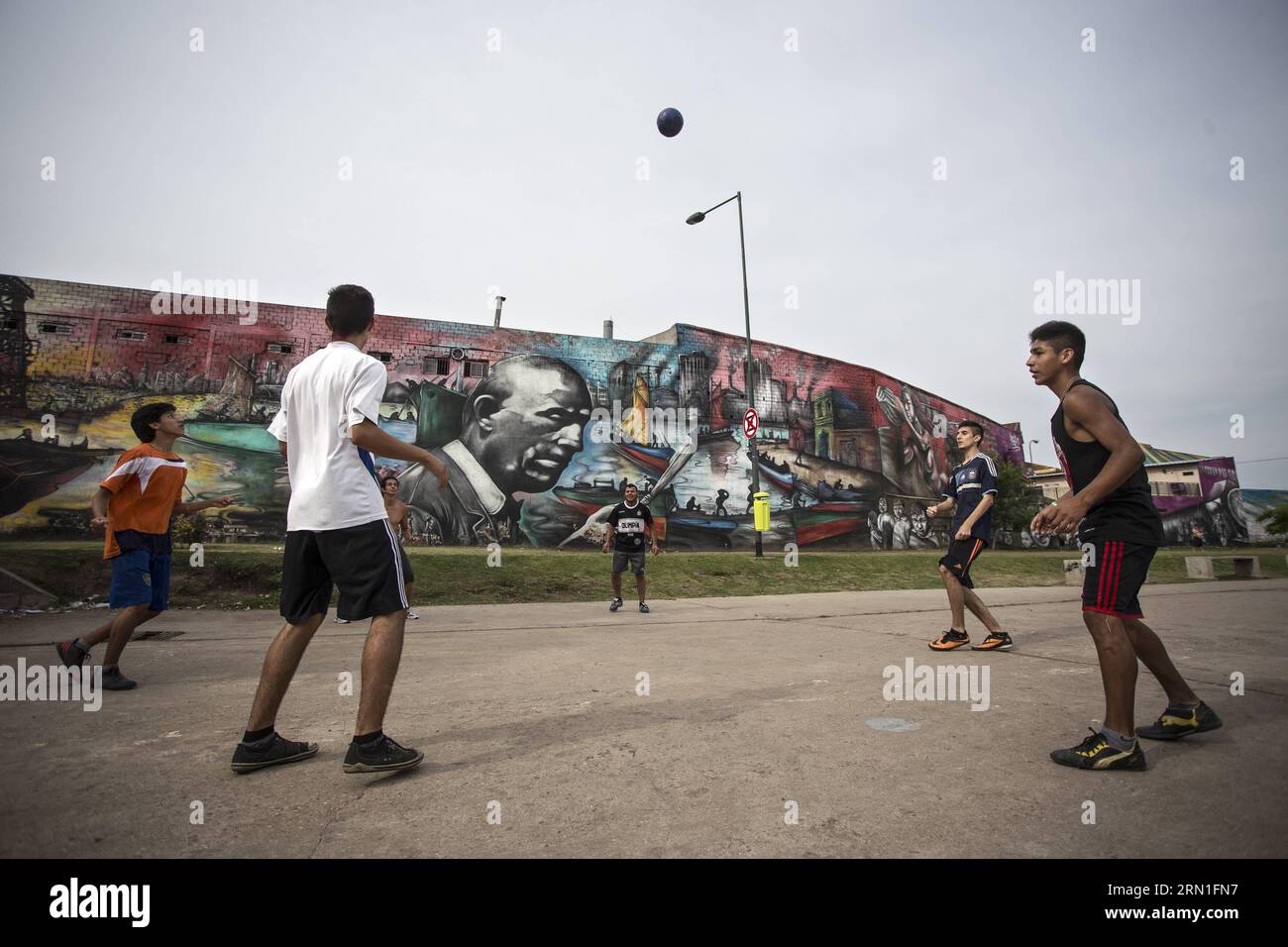 BUENOS AIRES, le 27 décembre 2014 -- des jeunes jouent au football devant la fresque El Regreso de Quinquela , créée par l'artiste argentin et muraliste urbain Alfredo Segatori, à Buenos Aires, Argentine, le 27 décembre 2014. Réalisée sur une surface de plus de 2 000 mètres carrés, la murale est devenue samedi la plus grande du monde, selon la presse locale. Martin Zabala)(zhf) ARGENTINA-BUENOS AIRES-CULTURE-MURAL e MARTINxZABALA PUBLICATIONxNOTxINxCHN Buenos Aires DEC 27 2014 jeunes jouent au football devant le mural El Regreso de créé par l'artiste argentin et muraliste urbain Alfredo à Buenos Aires Arge Banque D'Images