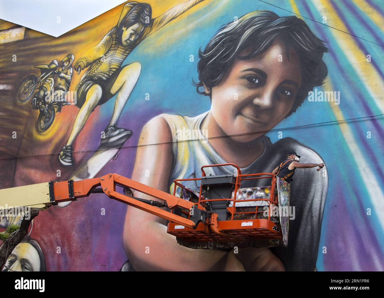 BUENOS AIRES, le 27 décembre 2014 -- l'artiste argentin et muraliste urbain Alfredo Segatori travaille sur un secteur de la fresque El Regreso de Quinquela à Buenos Aires, Argentine, le 27 décembre 2014. Réalisée sur une surface de plus de 2 000 mètres carrés, la murale est devenue samedi la plus grande du monde, selon la presse locale. Martin Zabala)(zhf) ARGENTINA-BUENOS AIRES-CULTURE-MURAL e MARTINxZABALA PUBLICATIONxNOTxINxCHN Buenos Aires DEC 27 2014 artiste argentin et muraliste urbain Alfredo travaille SUR un secteur de la murale El Regreso de à Buenos Aires Argentine LE 27 2014 DEC réalisé SUR une surface de plus de 2 000 Banque D'Images