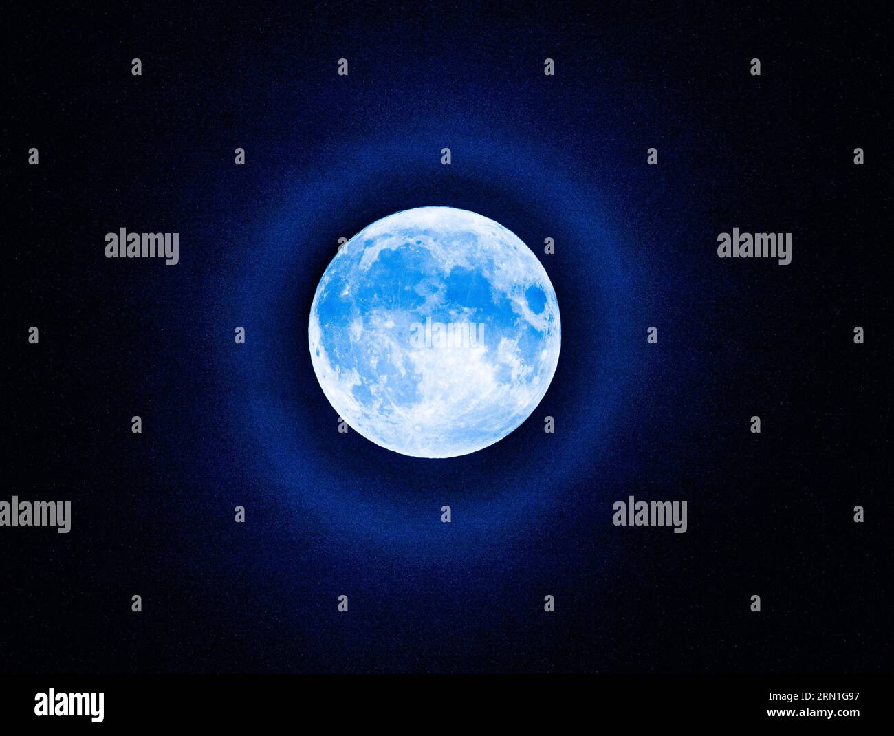 Preston, Lancashire, Royaume-Uni. 30 août 2023. Lune bleue, Lancashire, Royaume-Uni a reçu une teinte bleue dans photoshop. Crédit : John Eveson/Alamy Live News Banque D'Images