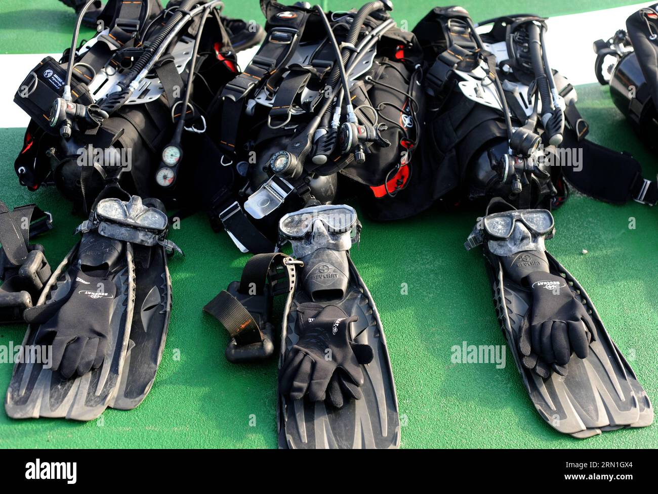 AKTUELLES ZEITGESCHEHEN Absturz von AirAsia-Flug QZ8501 - Such- und Rettungsteam wartet auf Einsatz (150101) -- PANGKALAN BUN, 1 janvier 2015 -- la photo prise le 1 janvier 2015 montre des équipements de plongée préparés pour la recherche du vol AirAsia QZ8501 à Pangkalan Bun, Central Kalimantan, Indonésie. La recherche de 162 personnes qui ont disparu dimanche à bord de l'Airbus A320 a été sévèrement limitée mercredi par de fortes pluies, du vent et des nuages épais au-dessus de la mer de Java, qui devraient durer jusqu'à vendredi. Des conditions agitées empêchaient les plongeurs de pénétrer dans l'eau et les hélicoptères étaient en grande partie échoués. ) INDONESIA-PAN Banque D'Images