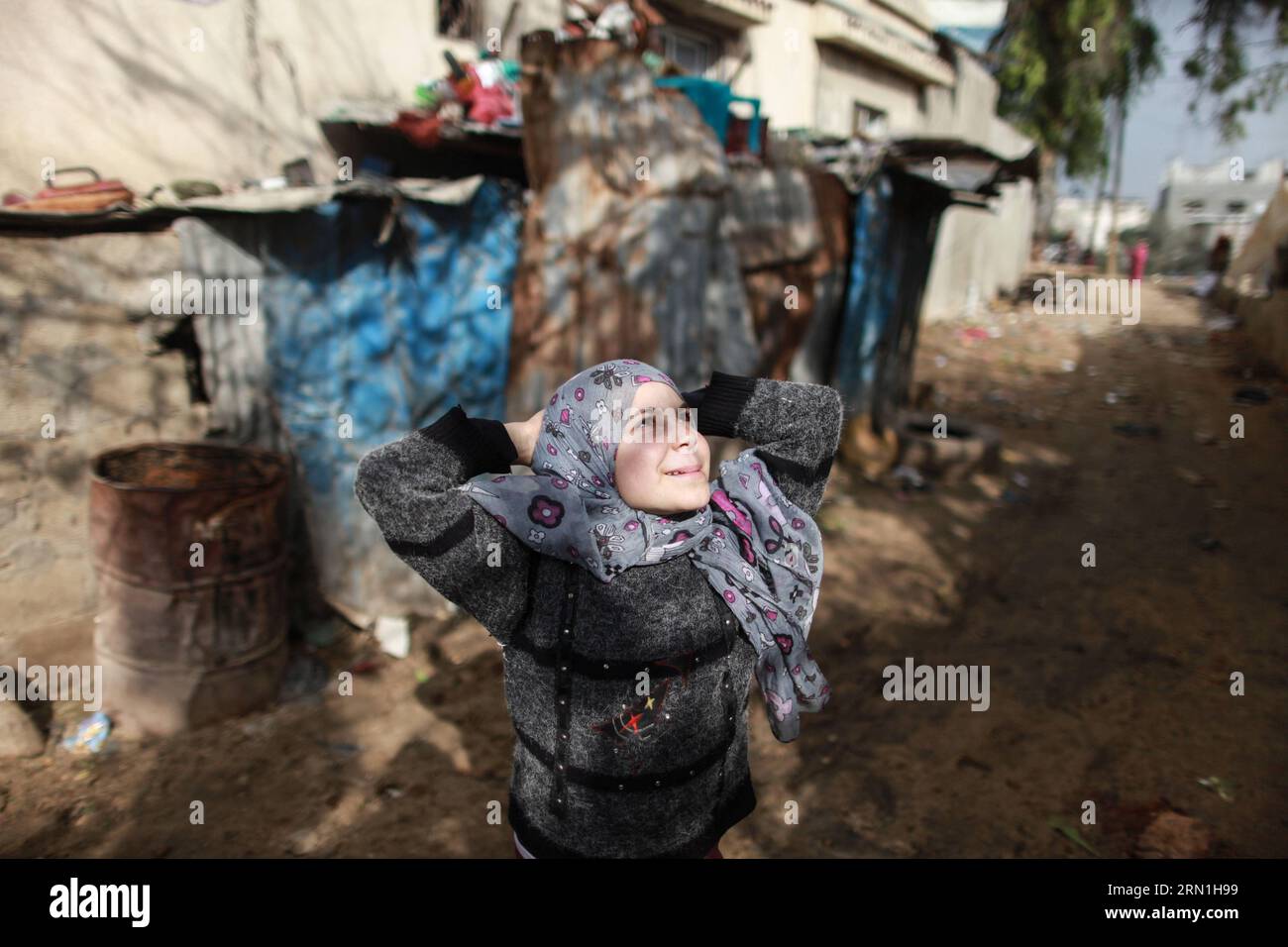 GAZA, le 1 janvier 2015 -- Une fille joue dans un quartier pauvre de la ville de Beit Lahiya, dans le nord de la bande de Gaza, le 1 janvier 2015. Des statistiques récentes de la Fédération générale palestinienne des syndicats (PGFTU) ont révélé que le chômage à Gaza s’élève à 200 000 000 personnes. Sami Al-Amasi, président du PGFTU à Gaza, a déclaré que cela représentait une augmentation de 30 000 personnes depuis avant la dernière guerre avec Israël, une situation qui est la pire depuis dix ans. ) (Lyi) MIDEAST-GAZA-LIFE WissamxNassar PUBLICATIONxNOTxINxCHN Gaza Jan 1 2015 une fille JOUE dans un quartier pauvre dans la ville du nord de la bande de Gaza Banque D'Images