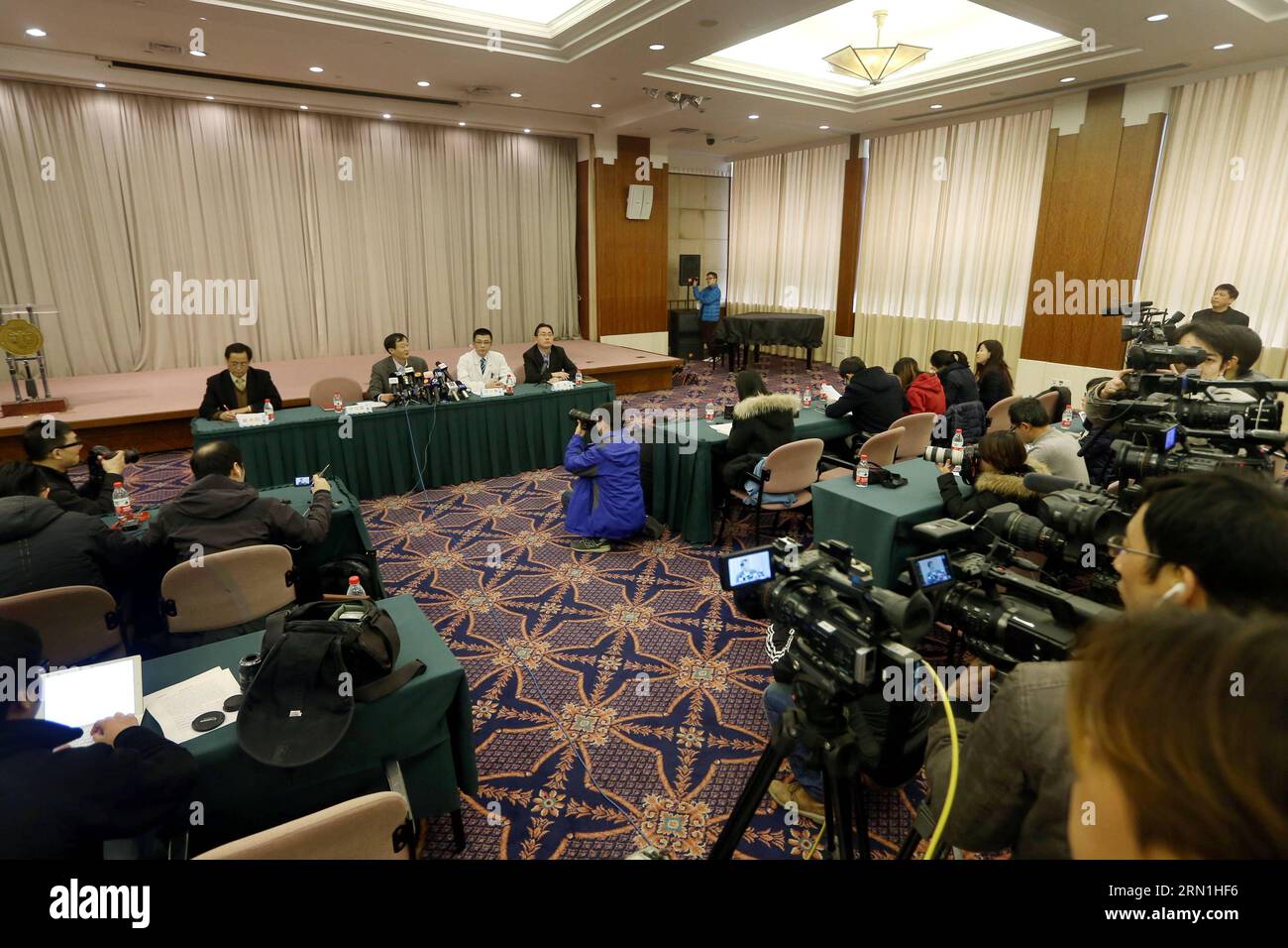 (150102) -- SHANGHAI, 2 janvier 2015 -- une photo prise le 2 janvier 2015 montre la scène d'une conférence de presse tenue à l'hôpital Ruijin où les victimes d'une ruée sont soignées à Shanghai, dans l'est de la Chine. Les célébrations du nouvel an dans la zone du Bund de Shanghai se sont égarées mercredi soir alors que la ruée mortelle a tué 36 personnes et blessé 49 autres, selon le gouvernement local. (wyl) CHINA-SHANGHAI-NEW YEAR-STAMPEDE-CASUALTIES (CN) DingxTing PUBLICATIONxNOTxINxCHN Shanghai Jan 2 2015 photo prise LE 2 2015 janvier montre la scène d'un héros de conférence de presse par l'hôpital Ruijin où les victimes d'un Stampede sont tréa Banque D'Images