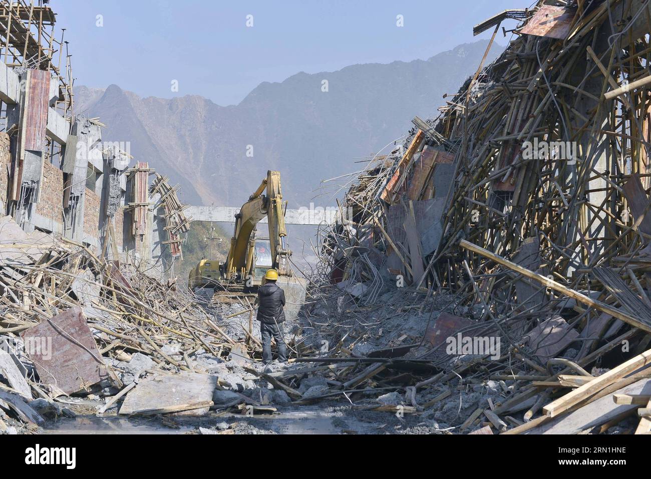 (150103) -- CHENZHOU, 3 janvier 2015 -- Un ouvrier se tient debout sur les ruines d'un chantier de construction après l'effondrement d'un toit et d'un échafaudage à Chenzhou, dans la province du Hunan au centre de la Chine, le 3 janvier 2015. Cinq travailleurs ont été tués et un autre est resté porté disparu en raison de l'effondrement qui s'est produit vers 5:10 heures vendredi, lorsque 11 travailleurs terminaient les travaux de construction dans un atelier de réparation de machines d'une entreprise locale de métaux non ferreux basée dans la ville de Chenzhou.) (hdt) CHINA-HUNAN-CHENZHOU-ROOF COLLAPSE (CN) ZhongxLei PUBLICATIONxNOTxINxCHN Chen Zhou Jan 3 2015 un ouvrier se tient debout SUR les ruines d'un chantier de construction après un toit Banque D'Images