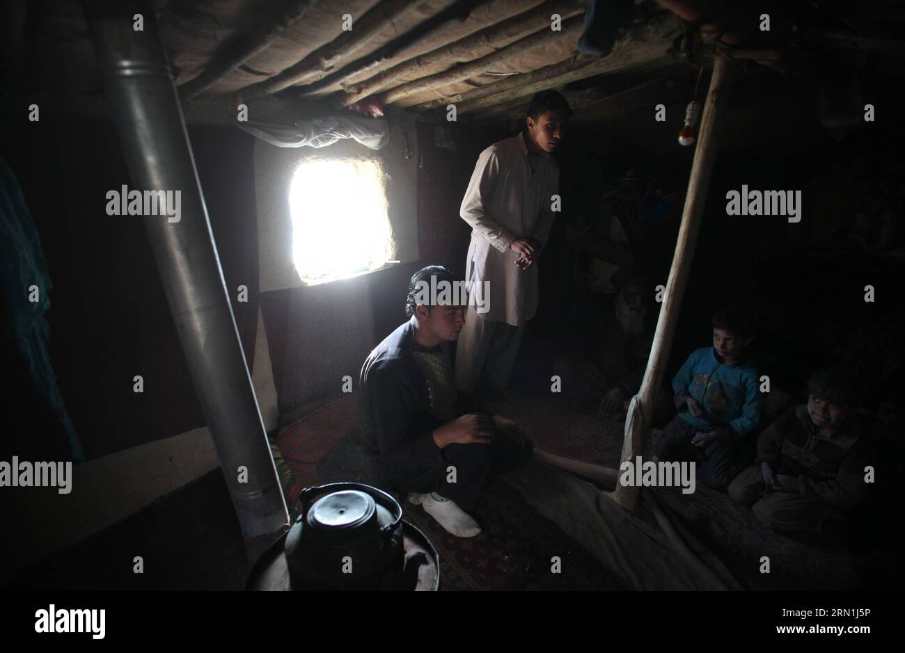 Des gens restent chez eux dans un bidonville à Kaboul, en Afghanistan, le 3 janvier 2014. On estime qu ' environ 8 millions d ' Afghans vivent sous le seuil de pauvreté et survivent avec un revenu quotidien d ' un dollar par personne. AFGHANISTAN-KABOUL-PAUVRETÉ AhmadxMassoud PUBLICATIONxNOTxINxCHN célébrités restent chez elles dans un bidonville à Kaboul Afghanistan LE 3 2014 janvier, ON estime que 8 millions d'Afghans vivent sous le seuil de pauvreté et SURVIVENT AVEC un revenu quotidien d'un dollar US par personne Afghanistan Kaboul pauvreté PUBLICATIONxNOTxINxCHN Banque D'Images