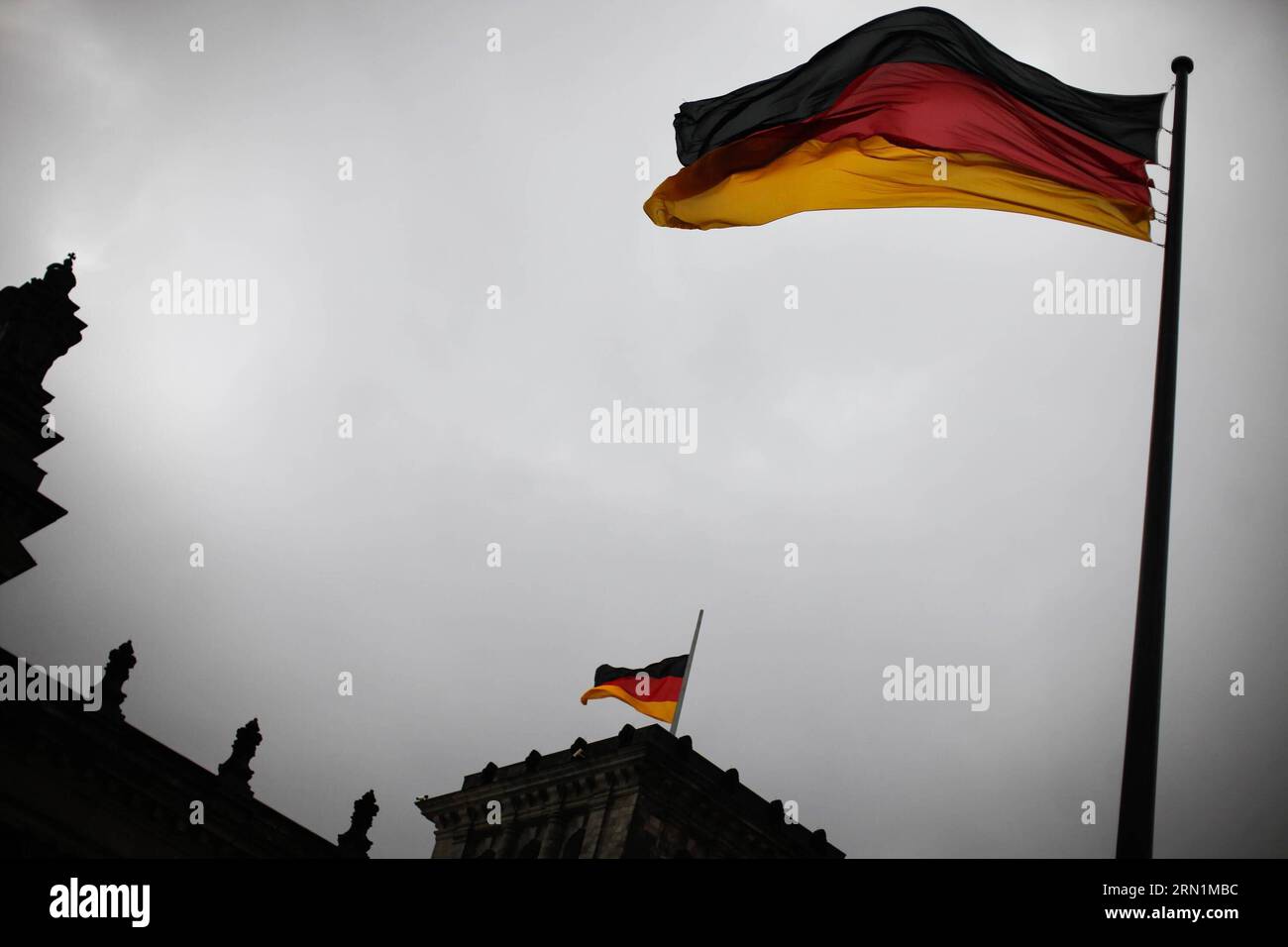 BERLIN, le 09 janvier 2015 -- le drapeau allemand flotte en Berne sur le Reichstag (la chambre basse du Parlement) pour commémorer les victimes de l'attaque de l'hebdomadaire satirique français Charlie Hebdo , à Berlin, en Allemagne, le 9 janvier 2015. Douze personnes ont été tuées mercredi dans une fusillade au bureau parisien de Charlie Hebdo hebdomadaire. ALLEMAGNE-BERLIN-PARIS ATTAQUE-DEUIL ZhangxFan PUBLICATIONxNOTxINxCHN Berlin Jan 09 2015 drapeau allemand FLOTTE EN Berne SUR le Reichstag la Chambre basse du Parlement pour commémorer les victimes de l'attaque CONTRE L'hebdomadaire satirique français Charlie Hebdo à Be Banque D'Images