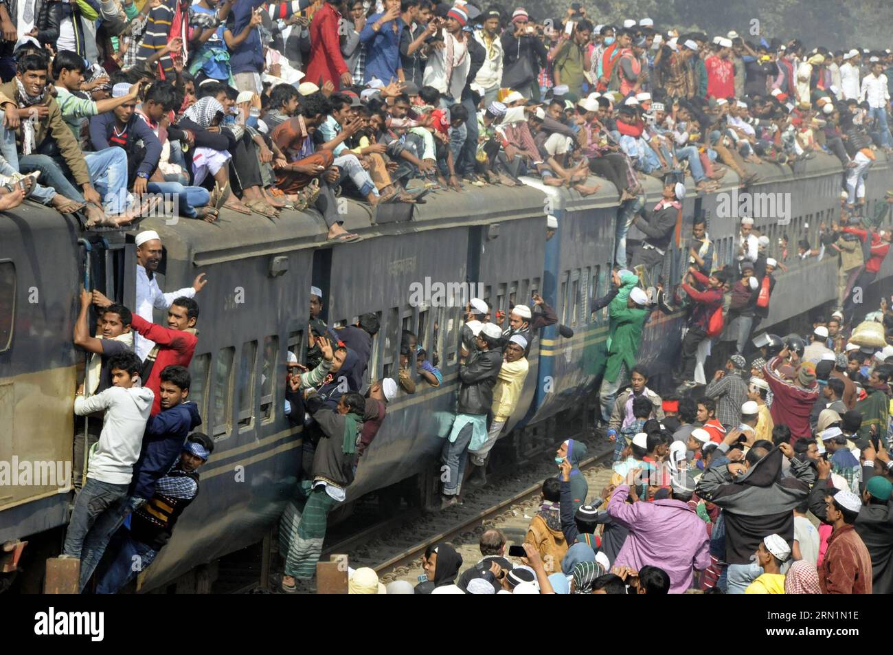 (150111) -- DHAKA, 11 janvier 2015 -- les navetteurs montent sur le toit d'un train pour assister à la cérémonie de prière finale sur la rive de la rivière Turag, à la périphérie de Dhaka, Bangladesh, le 11 janvier 2015. Le lieu d'Ijtema et ses zones adjacentes ont résonné dimanche après-midi avec le mot Amin prononcé à plusieurs reprises par des millions de dévots levant la main ensemble dans l'Akheri Munajat, concluant la prière de la 1e phase de la deuxième plus grande congrégation musulmane annuelle après le Saint Hadj.) (Zjy) BANGLADESH-DHAKA-RELIGION-FINALE PRIÈRE SharifulxIslam PUBLICATIONxNOTxINxCHN Dhaka Jan 11 2015 navetteurs Ride Banque D'Images