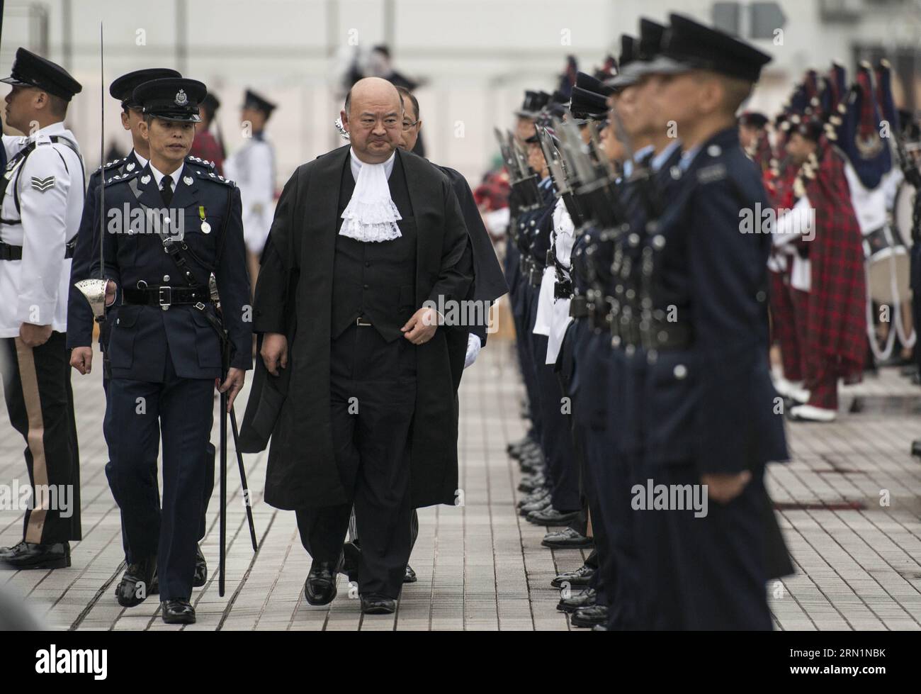 (150112) -- HONG KONG, 12 janvier 2015 -- Geoffrey Ma Tao-li (C), juge en chef de la Cour d'appel de dernière instance de la région administrative spéciale de Hong Kong, examine la garde d'honneur de la police lors de la cérémonie d'ouverture de l'année légale 2015 à Hong Kong, Chine méridionale, le 12 janvier 2015.) (hdt) CHINA-HONG KONG-LEGAL YEAR-CEMORATION (CN) LuixSiuxWai PUBLICATIONxNOTxINxCHN Hong Kong Jan 12 2015 Geoffrey ma Tao a quitté C Président de la Cour D'appel final de la région administrative spéciale de Hong Kong examine la garde D'HONNEUR DE la police lors de la cérémonie d'ouverture de l'année légale 2015 à Hong Kong South Chi Banque D'Images