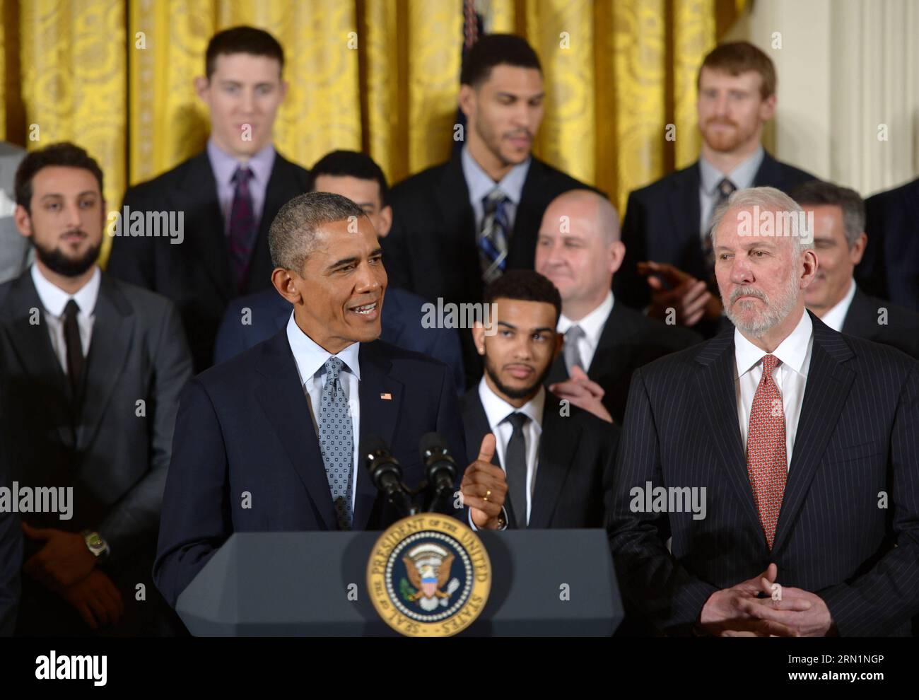 WASHINGTON D.C., 12 janvier 2015 -- le président américain Barack Obama (à gauche) parle alors que l'entraîneur-chef des Spurs de San Antonio Gregg Popovich (à droite) écoute lors d'un événement honorant les champions de la NBA 2014, les Spurs de San Antonio, dans la salle est de la Maison Blanche à Washington D.C., aux États-Unis, le 12 janvier 2015. ) (SP)U.S.-WASHINTON D.C.-NBA-OBAMA YinxBogu PUBLICATIONxNOTxINxCHN Washington D C Jan 12 2015 U S Président Barack Obama l parle comme l'entraîneur en chef des Spurs de San Antonio Gregg Popovich r écoute lors de l'événement honorant les champions NBA 2014 les Spurs de San Antonio dans la salle est de la Maison Blanche à WASHIN Banque D'Images