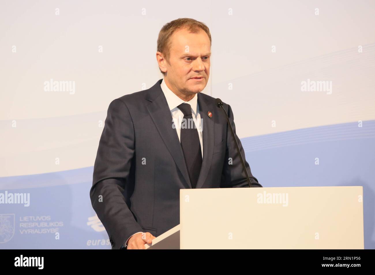 (150114) -- VILNIUS, le 14 janvier 2015 -- le président du Conseil européen Donald Tusk assiste à une conférence de presse à Vilnius, en Lituanie, le 14 janvier 2015. Le président du Conseil européen, Donald Tusk, a déclaré ici mercredi que l'adhésion à la zone euro apporterait à la Lituanie des investissements, de la croissance et de la stabilité. LITUANIE-VILNIUS-EUROZONE-TUSK BuxPeng PUBLICATIONxNOTxINxCHN Vilnius janvier 14 2015 le président du Conseil européen Donald Tusk assiste à une conférence de presse à Vilnius Lituanie LE 14 2015 janvier le président du Conseil européen Donald Tusk a déclaré ici mercredi que l'adhésion à la zone euro apporte la croissance de l'investissement en Lituanie Banque D'Images