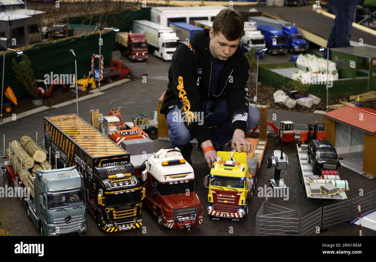 -A hobbiest organise des camions de contrôle à distance lors de l'exposition London Model Engineering à l'Alexandra Palace à Londres, en Grande-Bretagne, le 17 janvier 2015. L'exposition de trois jours qui s'ouvrira le 16 janvier présente un éventail complet de modélisations, allant de l'ingénierie des modèles traditionnels, des locomotives à vapeur et des moteurs de traction aux kits Airfix, miniatures opérationnelles et gadgets et jouets modernes, y compris les camions télécommandés, les bateaux, les avions, les hélicoptères et les robots. Plus de 50 clubs et sociétés de mannequins britanniques et étrangers ont assisté à l'exposition. (Lyi) EXPOSITION D'INGÉNIERIE BRITIAN-LONDON-MODEL HanxYan Banque D'Images