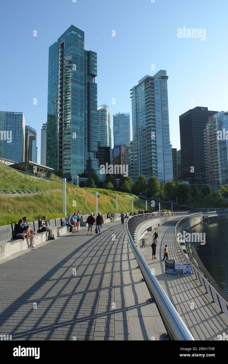 (150120) -- VANCOUVER, le 20 janvier 2015 -- des gens marchent dans le quartier branché de Yaletown à Vancouver, Canada, le 20 janvier 2015. Vancouver a été classée comme le marché résidentiel le plus inabordable au monde, selon une nouvelle étude des principaux marchés immobiliers réalisée par Demographia International Housing Adabordability Survey publiée le 20 janvier 2015.) CANADA-VANCOUVER-HOUSING MARKET SergeixBachlakov PUBLICATIONxNOTxINxCHN Vancouver Jan 20 2015 célébrités marchent dans le quartier branché de Yaletown à Vancouver Canada LE 20 2015 janvier Vancouver a été classé comme le plus grand marché de maison dans le monde selon un New Stud Banque D'Images