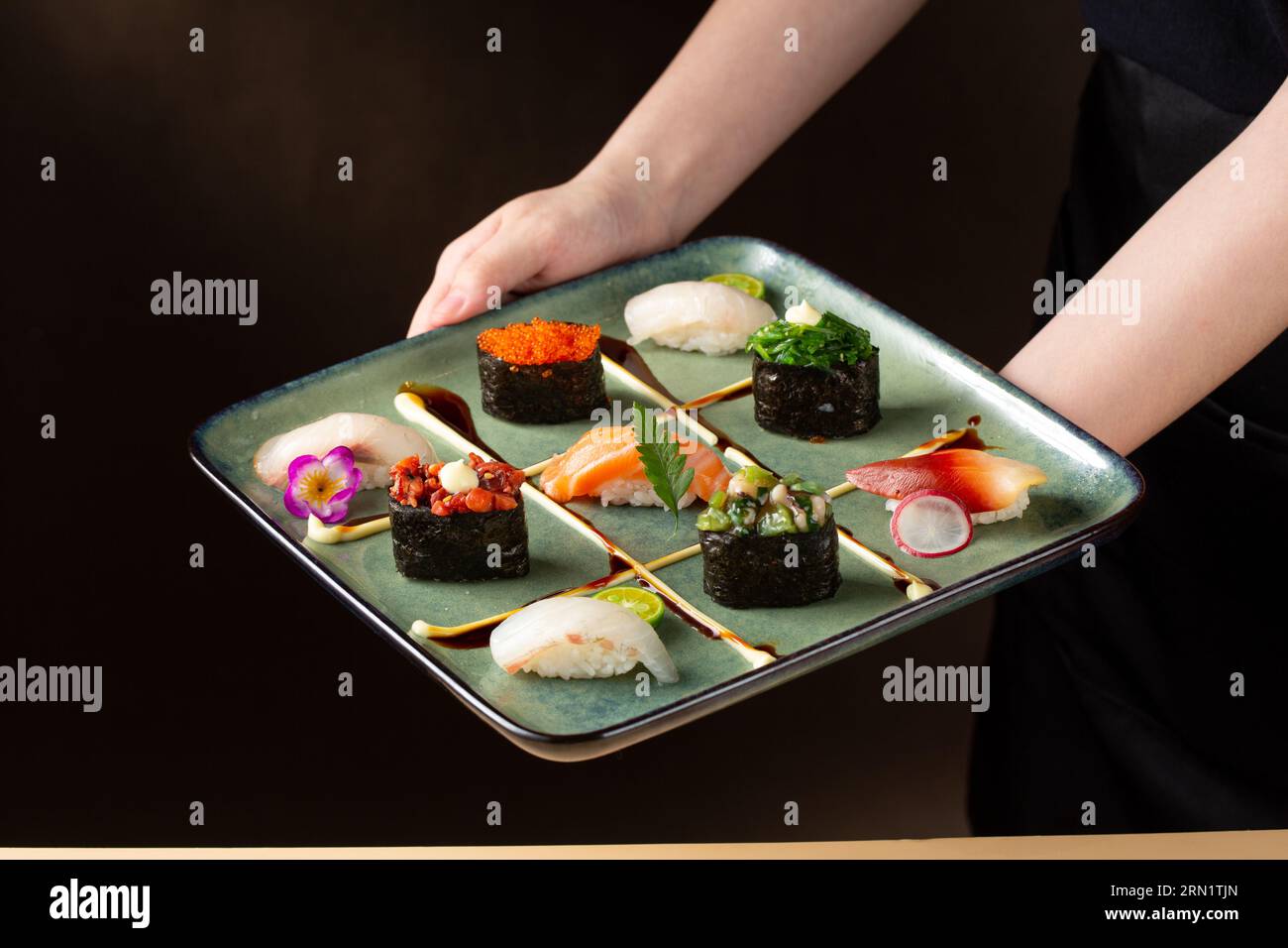 Set de plateau de sushi (saumon Nigiri, anguille nigiri), teishoku japonais, déjeuner Banque D'Images