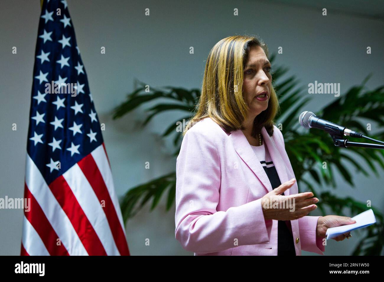 POLITIK US-kubanische Gespräche in Havanna (150121) -- LA HAVANE, 21 janvier 2015 -- Josefina Vidal Ferreira, directrice générale pour les États-Unis du ministère cubain des Affaires étrangères, prend la parole lors de la conférence de presse après les pourparlers américano-cubains sur la question de l'immigration au Palais des Conventions de la Havane à la Havane, Cuba, le 21 janvier 2015. Des délégations de Cuba et des États-Unis ont tenu des discussions historiques de haut niveau sur les questions de rétablissement des relations et de l'immigration au cours de la réunion de deux jours ici. CUBA-LA HAVANE-DIPLOMACY-US-TALKS-IMMIGRATION LiuxBin PUBLICATIONxNOTxINxCHN politique les discussions cubains américaines à la Havane Banque D'Images