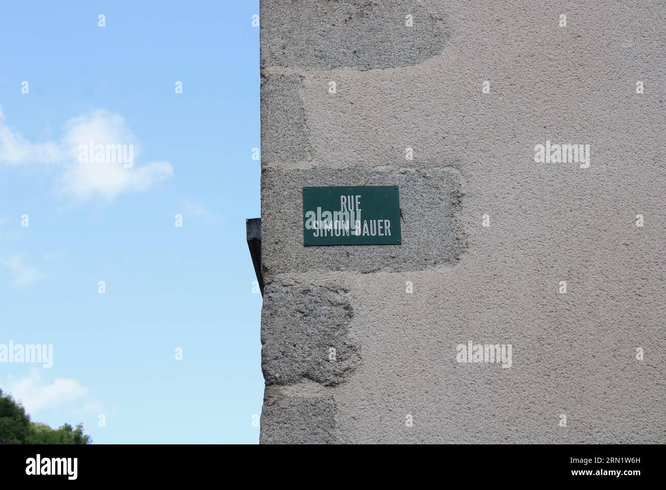 Vue de la signalisation représentant la rue Simon Bauer une rue située au milieu du village français de Moutier d'Ahun célèbre pour son pont romain. Banque D'Images
