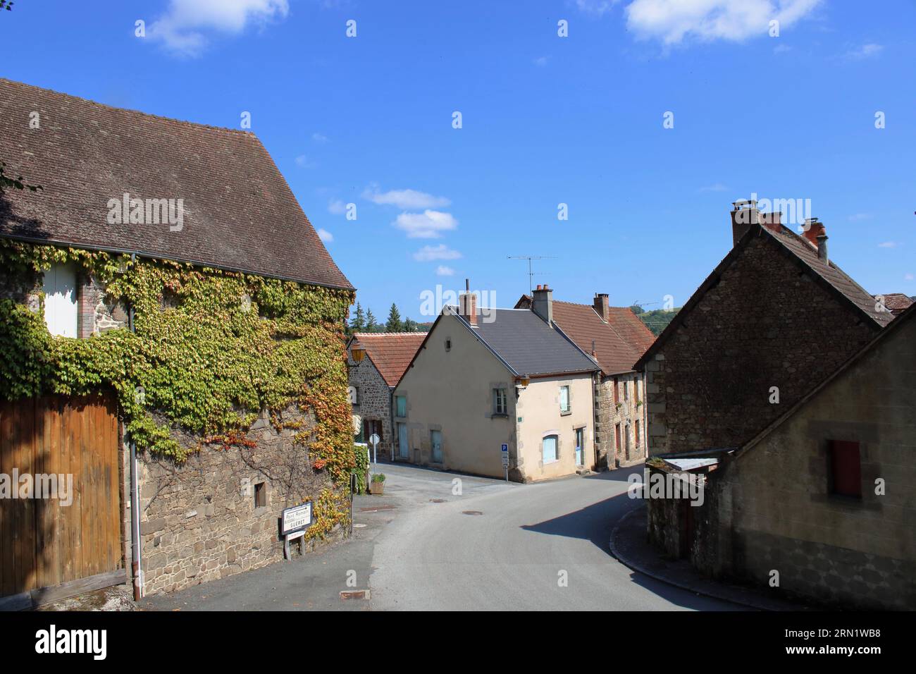 Une vue de la rue principale à travers le village de Moutier d'Ahun célèbre pour son pont romain ici situé dans la région de la Creuse du centre rural de la France. Banque D'Images