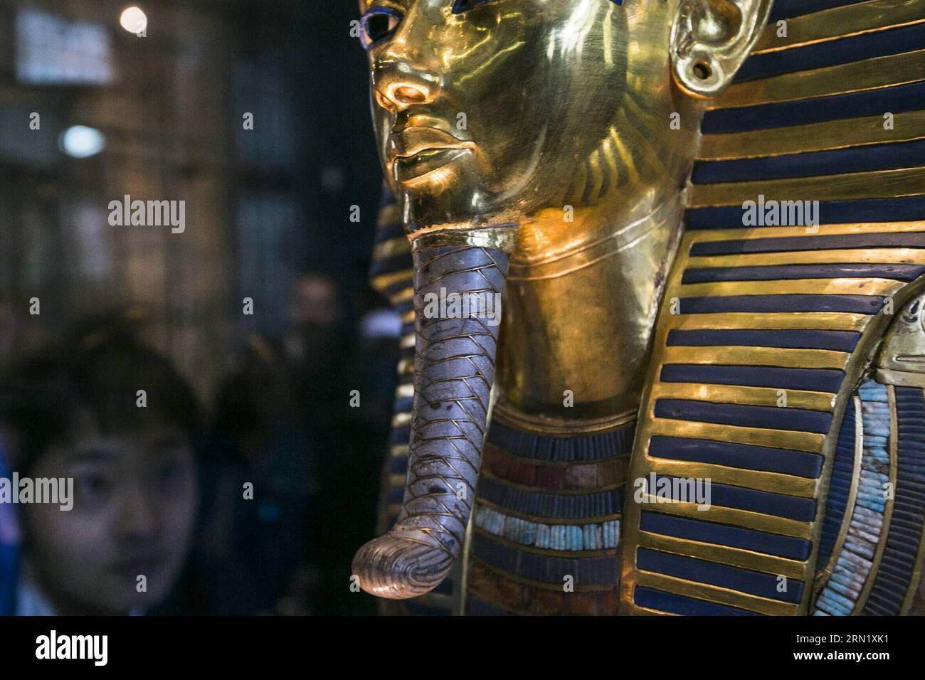 AKTUELLES ZEITGESCHEHEN Ägypten - PK zur beschädigten Totenmaske von Pharao Tutanchamun (150124) -- LE CAIRE, 24 janvier 2015 -- la photo prise le 24 janvier 2015 montre la partie collée sur le masque Toutankhamon reliant la barbe et le masque au Musée égyptien, le Caire, Egypte, le 24 janvier 2015. Le ministère égyptien des Antiquités a tenu une conférence de presse samedi en réponse aux nouvelles récentes sur les dommages et la restauration du masque funéraire du pharaon égyptien Toutankhamon.) EGYPTE-CAIRO-MUSEUM-TUTANKHAMUM-MASK-PRESS CONFERENCE CuixXinyu PUBLICATIONxNOTxINxCHN Actualités Actualités Egypte Conférence de presse to Banque D'Images