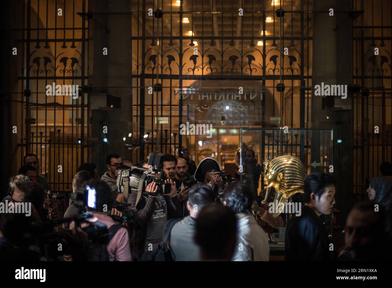 (150124) -- LE CAIRE, 24 janvier 2015 -- des journalistes prennent des photos et des vidéos du masque Toutankhamon exposé au Musée égyptien, le Caire, Égypte, le 24 janvier 2015. Le ministère égyptien des Antiquités a tenu une conférence de presse samedi en réponse aux nouvelles récentes sur les dommages et la restauration du masque funéraire du pharaon égyptien Toutankhamon. EGYPTE-CAIRO-MUSEUM-TUTANKHAMUM-MASK-PRESS CONFERENCE PanxChaoyue PUBLICATIONxNOTxINxCHN le Caire Jan 24 2015 journalistes prennent des photos et des vidéos du masque Toutankhamon affiché dans le Musée égyptien le Caire Egypte LE 24 2015 janvier Ministère égyptien des Antiquités H. Banque D'Images