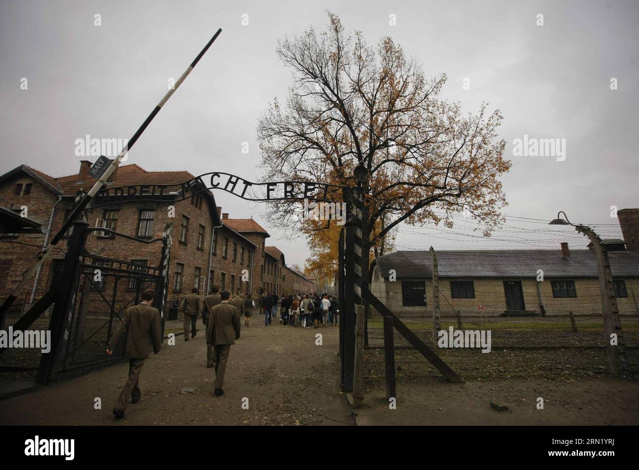(150127) -- BRUXELLES, 27 janvier 2015 -- la photo prise le 9 novembre 2012 montre des personnes visitant le site commémoratif de l'ancien camp de concentration d'Auschwitz à Oswiecim, en Pologne. Les célébrations du 70e anniversaire de la libération du camp de concentration d'Auschwitz ont commencé mardi matin dans la ville d'Oswiecim, dans le sud de la Pologne. Le camp de concentration a été fondé en 1940 par les Allemands principalement dans le but d'emprisonner les prisonniers polonais. Depuis 1942, il est devenu l'un des plus grands lieux d'extermination juive en Europe, avec plus de 1,1 millions de morts, y compris des Polonais, Roumains, prisonniers soviétiques Banque D'Images