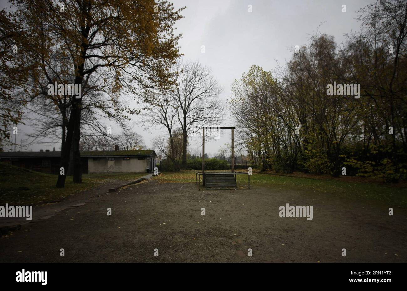 (150127) -- BRUXELLES, 27 janvier 2015 -- une photo prise le 9 novembre 2012 montre une potence pour l'exécution de prisonniers sur le site commémoratif de l'ancien camp de concentration d'Auschwitz à Oswiecim, en Pologne. Les célébrations du 70e anniversaire de la libération du camp de concentration d'Auschwitz ont commencé mardi matin dans la ville d'Oswiecim, dans le sud de la Pologne. Le camp de concentration a été fondé en 1940 par les Allemands principalement dans le but d'emprisonner les prisonniers polonais. Depuis 1942, il est devenu l'un des plus grands lieux d'extermination juive en Europe, avec plus de 1,1 millions de personnes tuées, y compris les Polonais, R Banque D'Images