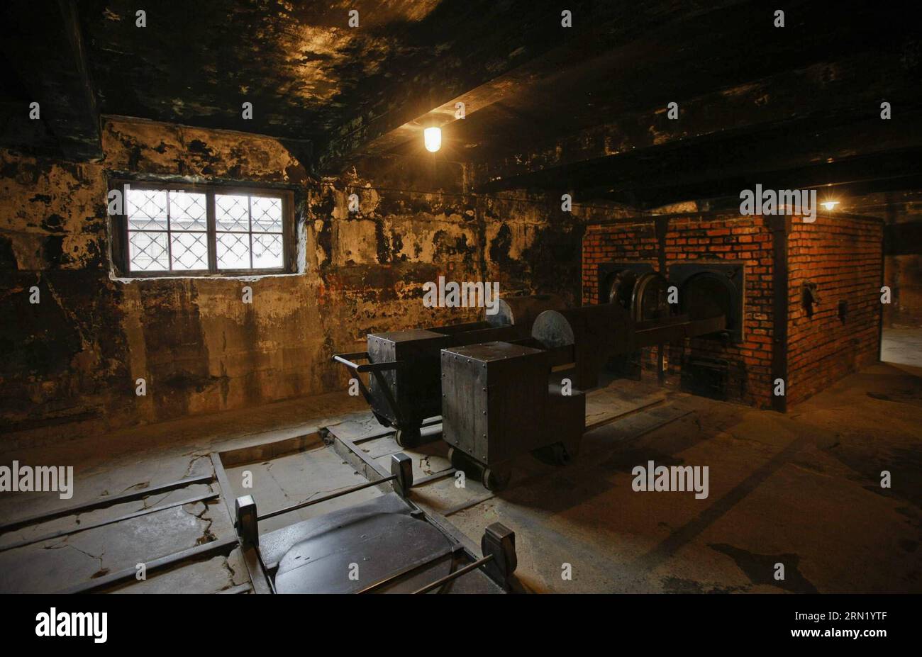 (150127) -- BRUXELLES, 27 janvier 2015 -- la photo prise le 9 novembre 2012 montre le crémateur sur le site commémoratif de l'ancien camp de concentration d'Auschwitz à Oswiecim, en Pologne. Les célébrations du 70e anniversaire de la libération du camp de concentration d'Auschwitz ont commencé mardi matin dans la ville d'Oswiecim, dans le sud de la Pologne. Le camp de concentration a été fondé en 1940 par les Allemands principalement dans le but d'emprisonner les prisonniers polonais. Depuis 1942, il est devenu l'un des plus grands lieux d'extermination juive en Europe, avec plus de 1,1 millions de morts, y compris des Polonais, Roumains, prisonniers soviétiques Banque D'Images