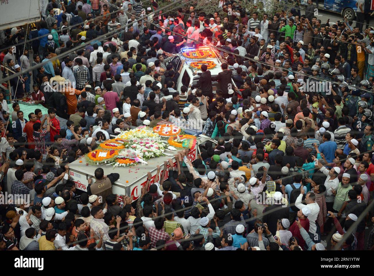 (150127) -- DHAKA, 27 janvier 2015 -- des millions de personnes assistent aux funérailles d'Arafat Rahman Koko, fils de l'ancien premier ministre bangladais Khaleda Zia, à la mosquée nationale de Dhaka, Bangladesh, le 27 janvier 2015. Le plus jeune fils de l'ex-Premier ministre bangladais Khaleda Zia est décédé samedi dans un hôpital en Malaisie. BANGLADESH-DHAKA-FILS DE L'ANCIEN PM-FUNÉRAILLES SharifulxIslam PUBLICATIONxNOTxINxCHN Dhaka Jan 27 2015 millions de célébrités assistent aux funérailles d'Arafat Rahman Koko Sun de l'ancien Premier ministre bangladais Khaleda Zia À la Mosquée nationale de Dhaka Bangladesh Jan 27 2015 le Soleil de Bangla Banque D'Images