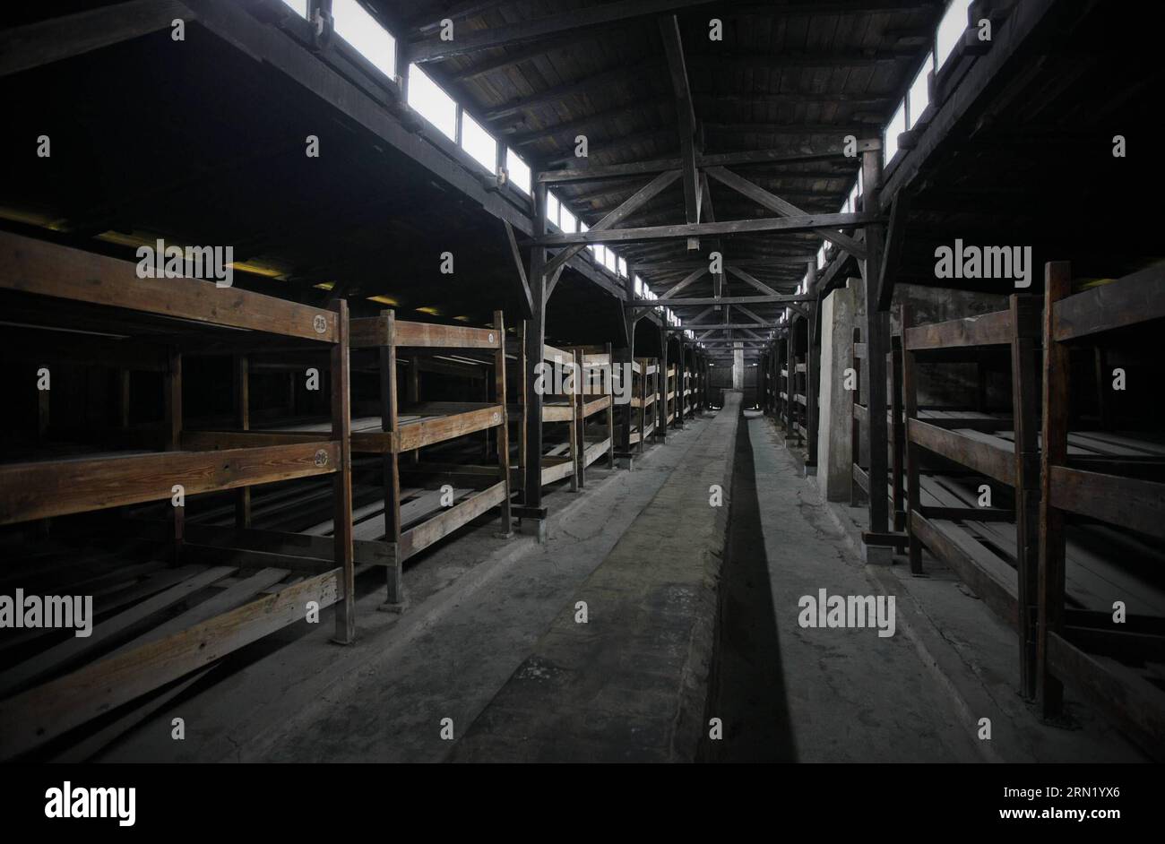 150127 -- BRUXELLES, le 27 janvier 2015 -- une photo prise le 9 novembre 2012 montre la maison de prison de l'ancien camp de concentration d'Auschwitz à Oswiecim, en Pologne. Les célébrations du 70e anniversaire de la libération du camp de concentration d'Auschwitz ont commencé mardi matin dans la ville d'Oswiecim, dans le sud de la Pologne. Le camp de concentration a été fondé en 1940 par les Allemands principalement dans le but d'emprisonner les prisonniers polonais. Depuis 1942, il est devenu l'un des plus grands lieux d'extermination juive en Europe, avec plus de 1,1 millions de morts, y compris des Polonais, des Roumains, des prisonniers soviétiques et d'autres. Le c Banque D'Images