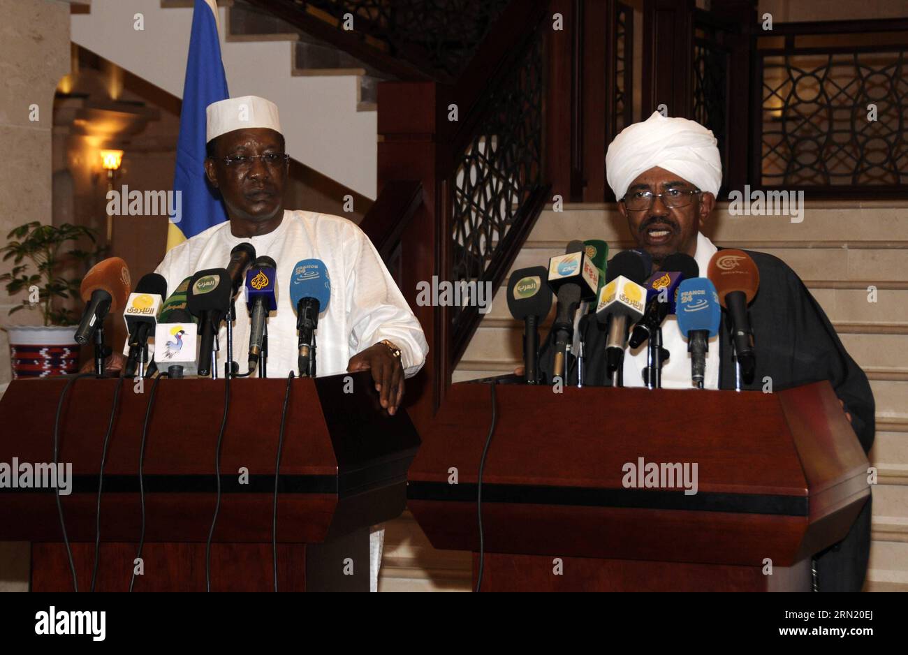 (150128) -- KHARTOUM, 28 janvier 2015 -- le président soudanais Omar al-Bashir (R) et son homologue tchadien Idriss Deby assistent à une conférence de presse après leur rencontre à Khartoum, Soudan, le 28 janvier 2015. Le Soudan et le Tchad ont exprimé mercredi leurs préoccupations concernant les situations en Libye, au Soudan du Sud, en République centrafricaine et au Nigeria, ainsi que le conflit dans la région du Darfour au Soudan. SOUDAN-KHARTOUM-PRESIDENT-MEETING MohammedxBabiker PUBLICATIONxNOTxINxCHN Khartoum Jan 28 2015 le Président soudanais Omar Al Bashir et sa partie tchadienne Idriss Deby assistent à une conférence de presse après leur rencontre à Kha Banque D'Images