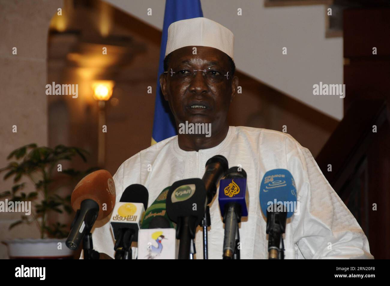 (150128) -- KHARTOUM, 28 janvier 2015 -- le président tchadien Idriss Deby et son homologue soudanais Omar al-Bashir (absent de la photo) assistent à une conférence de presse après leur rencontre à Khartoum, Soudan, le 28 janvier 2015. Le Soudan et le Tchad ont exprimé mercredi leurs préoccupations concernant les situations en Libye, au Soudan du Sud, en République centrafricaine et au Nigeria, ainsi que le conflit dans la région du Darfour au Soudan. SOUDAN-KHARTOUM-PRESIDENT-MEETING MohammedxBabiker PUBLICATIONxNOTxINxCHN Khartoum Jan 28 2015 le président tchadien Idriss Deby et sa partie soudanaise Omar Al Bashir pas sur la photo assistent à une conférence de presse Banque D'Images