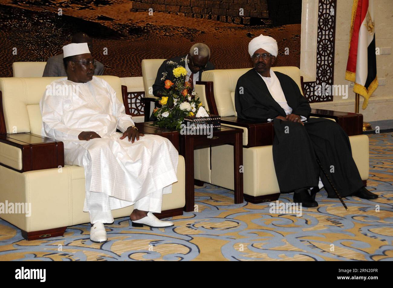 (150128) -- KHARTOUM, le 28 janvier 2015 -- le président soudanais Omar al-Bashir (R) et son homologue tchadien Idriss Deby assistent à une réunion à Khartoum, Soudan, le 28 janvier 2015. Le Soudan et le Tchad ont exprimé mercredi leurs préoccupations concernant les situations en Libye, au Soudan du Sud, en République centrafricaine et au Nigeria, ainsi que le conflit dans la région du Darfour au Soudan. SOUDAN-KHARTOUM-PRESIDENT-MEETING MohammedxBabiker PUBLICATIONxNOTxINxCHN Khartoum Jan 28 2015 le Président soudanais Omar Al Bashir et sa partie tchadienne Idriss Deby assistent à une réunion à Khartoum Soudan Jan 28 2015 Soudan et Tchad mercredi expres Banque D'Images