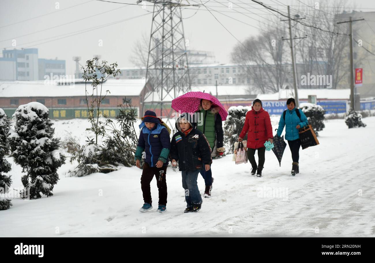 (150129) -- WUHAN, 29 janvier 2015 -- les gens marchent dans la neige dans la ville de Xiangyang, province du Hubei, au centre de la Chine, 29 janvier 2015. La pluie et la neige continuelles ont frappé la province depuis mercredi. ) (Wyo) CHINA-HUBEI-SNOWFALL (CN) HaoxTongqian PUBLICATIONxNOTxINxCHN Wuhan Jan 29 2015 célébrités marchent dans la neige dans la ville de Xiang Yang Chine centrale S province du Hubei Jan 29 2015 continu pluie et neige ont frappé la province depuis mercredi Chine Hubei Snowfall CN PUBLICATIONxNOTxINxCHN Banque D'Images