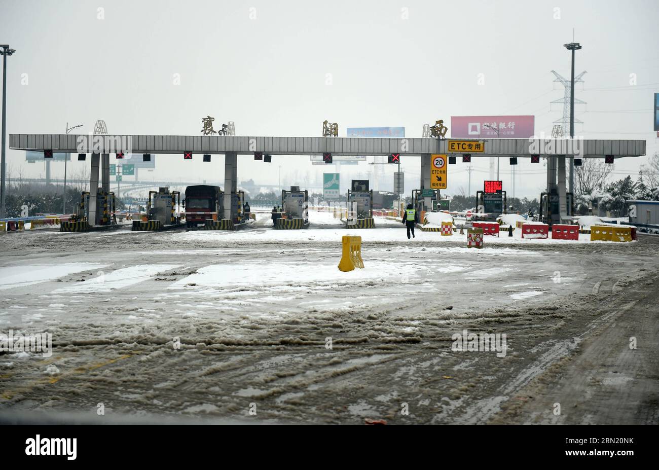 (150129) -- WUHAN, 29 janvier 2015 -- la photo prise le 29 janvier 2015 montre l'entrée Xiangyang Ouest de la voie rapide Fuzhou-Yinchuan fermée en raison de chutes de neige dans la province du Hubei, au centre de la Chine. La pluie et la neige continuelles ont frappé la province depuis mercredi. ) (Wyo) CHINA-HUBEI-SNOWFALL (CN) HaoxTongqian PUBLICATIONxNOTxINxCHN Wuhan Jan 29 2015 photo prise LE 29 2015 janvier montre l'entrée OUEST Xiang Yang de la Fuzhou Yinchuan Expressway fermée en raison de chutes de neige dans la province centrale de Hubei S la pluie et la neige ont frappé la province depuis mercredi Chine Hubei CN PUBLICATIONxNOTxINxCHN chute de neige Banque D'Images