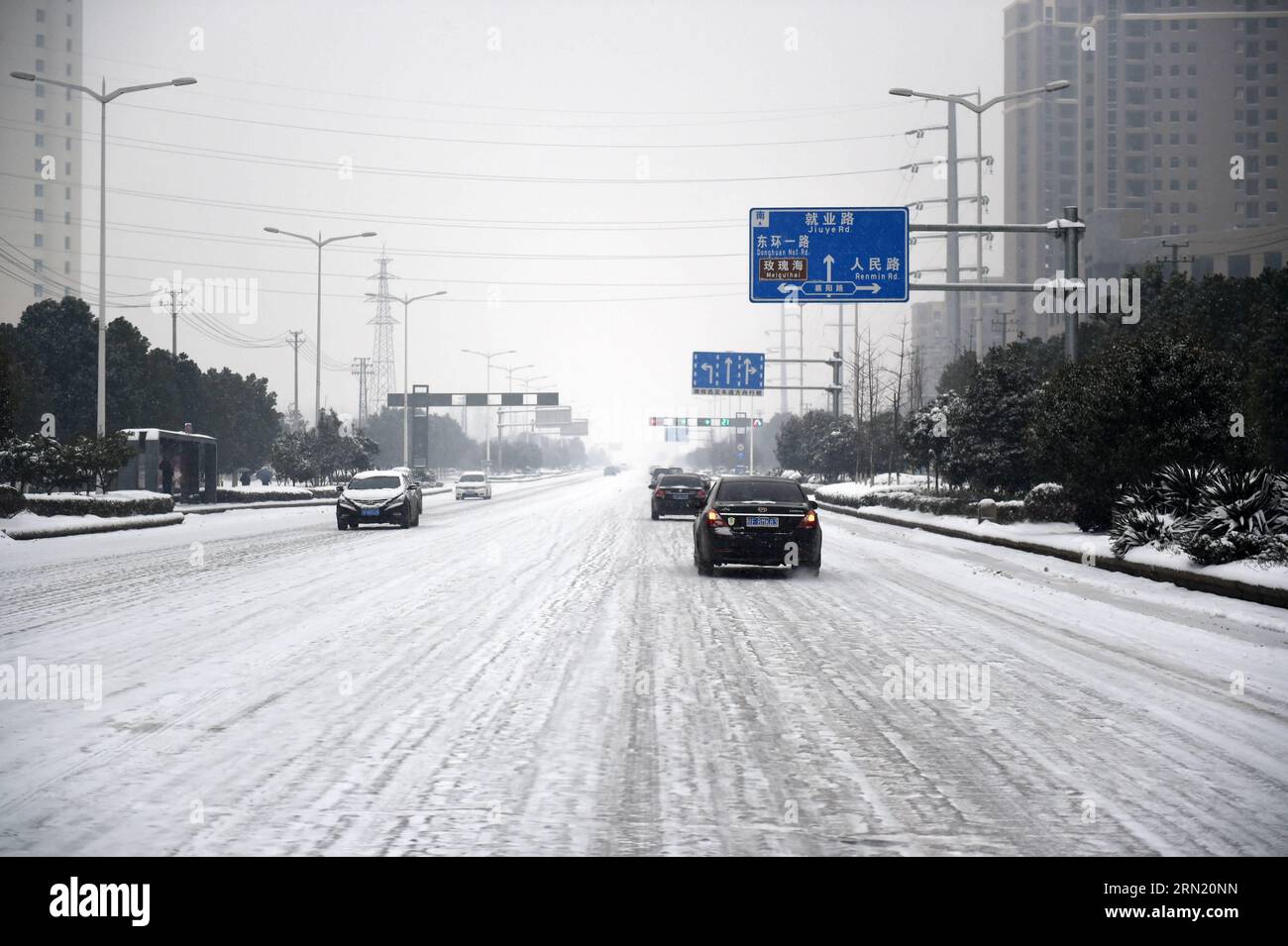 (150129) -- WUHAN, 29 janvier 2015 -- des véhicules roulent dans la neige dans la ville de Xiangyang, dans la province du Hubei, au centre de la Chine, le 29 janvier 2015. La pluie et la neige continuelles ont frappé la province depuis mercredi. ) (Wyo) CHINA-HUBEI-SNOWFALL (CN) HaoxTongqian PUBLICATIONxNOTxINxCHN Wuhan Jan 29 2015 VÉHICULES dans la neige dans la ville de Xiang Yang Centre Chine S province du Hubei Jan 29 2015 continu pluie et neige a frappé la province depuis mercredi Chine Hubei Snowfall CN PUBLICATIONxNOTxINxCHN Banque D'Images