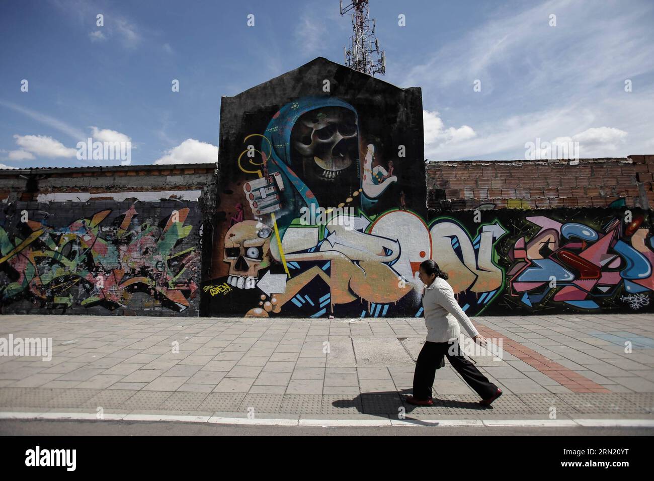 BOGOTA, Jan 28., 2015 -- l'image prise le 28 janvier 2015 montre un résident marchant devant une fresque dans la ville de Bogota, en Colombie. Ces dernières années, l'art du graffiti et de la murale est devenu un élément culturel essentiel de Bogota, lui donnant un aspect moderne, flashy et coloré, et contrastant avec la sobriété de la ville. De nos jours, des visites de graffiti sont organisées pour les visiteurs à Bogota, selon la presse locale. Jhon Paz) (fnc) COLOMBIA-BOGOTA-CULTURE-GRAFFITI-FEATURE e Jhonpaz PUBLICATIONxNOTxINxCHN Bogota Jan 28 2015 image prise LE 28 2015 janvier montre un résident marchant devant un mur à Bogota City Colombie à Rece Banque D'Images