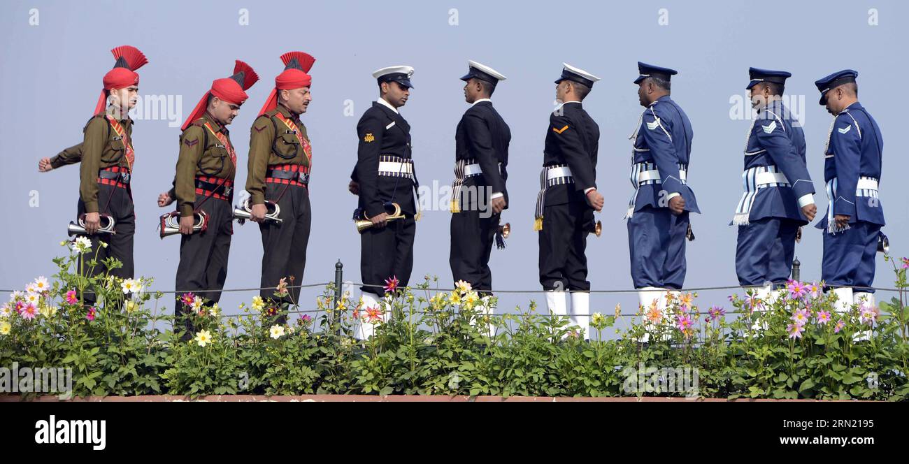 (150130) -- NEW DELHI, 30 janvier 2015 -- des soldats indiens rendent hommage à Rajghat, un mémorial en hommage au Mahatma Gandhi, à l'occasion de l'anniversaire de sa mort à New Delhi, en Inde, le 30 janvier 2015. Gandhi a été assassiné le 30 janvier 1948, alors qu'il marchait vers une plate-forme d'où il devait s'adresser à une réunion de prière. (Zjy) INDE-NEW DELHI-GANDHI-ANNIVERSAIRE parthaxsarkar PUBLICATIONxNOTxINxCHN New Delhi Jan 30 2015 soldats indiens payer leur respect À Rajghat un mémorial à Mahatma Gandhi SUR son anniversaire de mort à New Delhi Inde LE 30 2015 janvier Gandhi ce qui a assassiné LE 30 1948 janvier alors qu'il quoi Banque D'Images