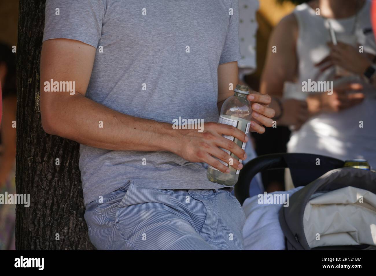 Homme tenant une bouteille en plastique avec une boisson gazeuse. Banque D'Images