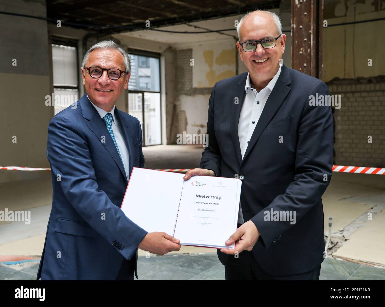 Brême, Allemagne. 31 août 2023. Andreas Bovenschulte (SPD, r), président du Sénat de Brême et maire, et Johann Christian Jacobs, PDG de Joh. Jacobs & Co. Groupe, détenir le bail précédemment signé pour le Stadtmusikanten- und Literaturhaus dans l'ancien Kontorhaus lors d'un événement de presse. En mars, le Sénat de Brême a décidé de louer une superficie de plus de 2800 mètres carrés dans l'historique Kontorhaus sur la place du marché. Le Stadtmusikanten- und Literaturhaus ouvrira ses portes en 2025. Crédit : Focke Strangmann/dpa/Alamy Live News Banque D'Images