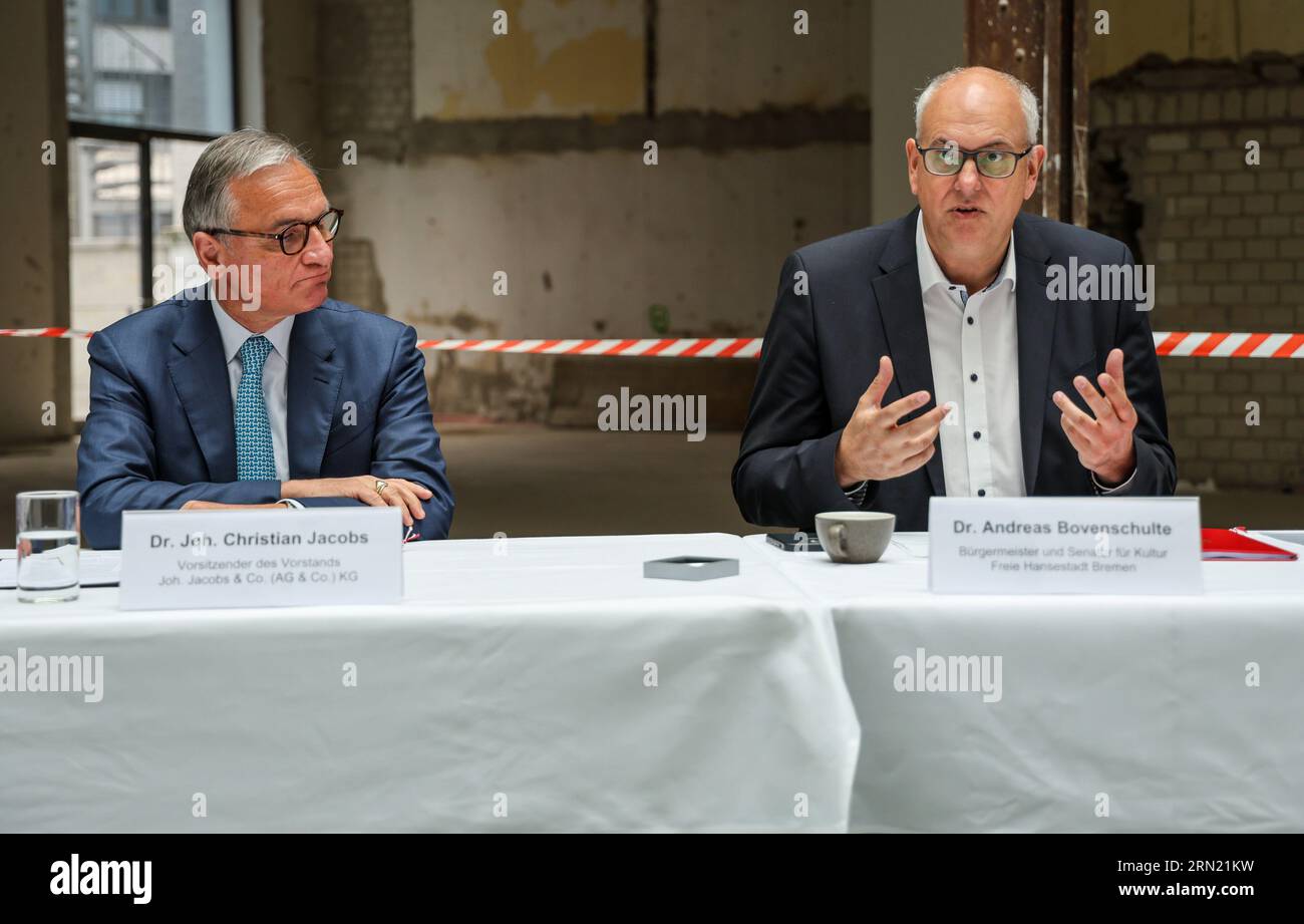 Brême, Allemagne. 31 août 2023. Andreas Bovenschulte (SPD, r), président du Sénat de Brême et maire, et Johann Christian Jacobs, PDG de Joh. Jacobs & Co. Groupe, asseyez-vous sur le podium à la signature du bail pour le Stadtmusikanten- und Literaturhaus dans l'ancien Kontorhaus. En mars, le Sénat de Brême a décidé de louer une superficie de plus de 2800 mètres carrés dans l'historique Kontorhaus sur la place du marché. Le Stadtmusikanten- und Literaturhaus ouvrira ses portes en 2025. Crédit : Focke Strangmann/dpa/Alamy Live News Banque D'Images